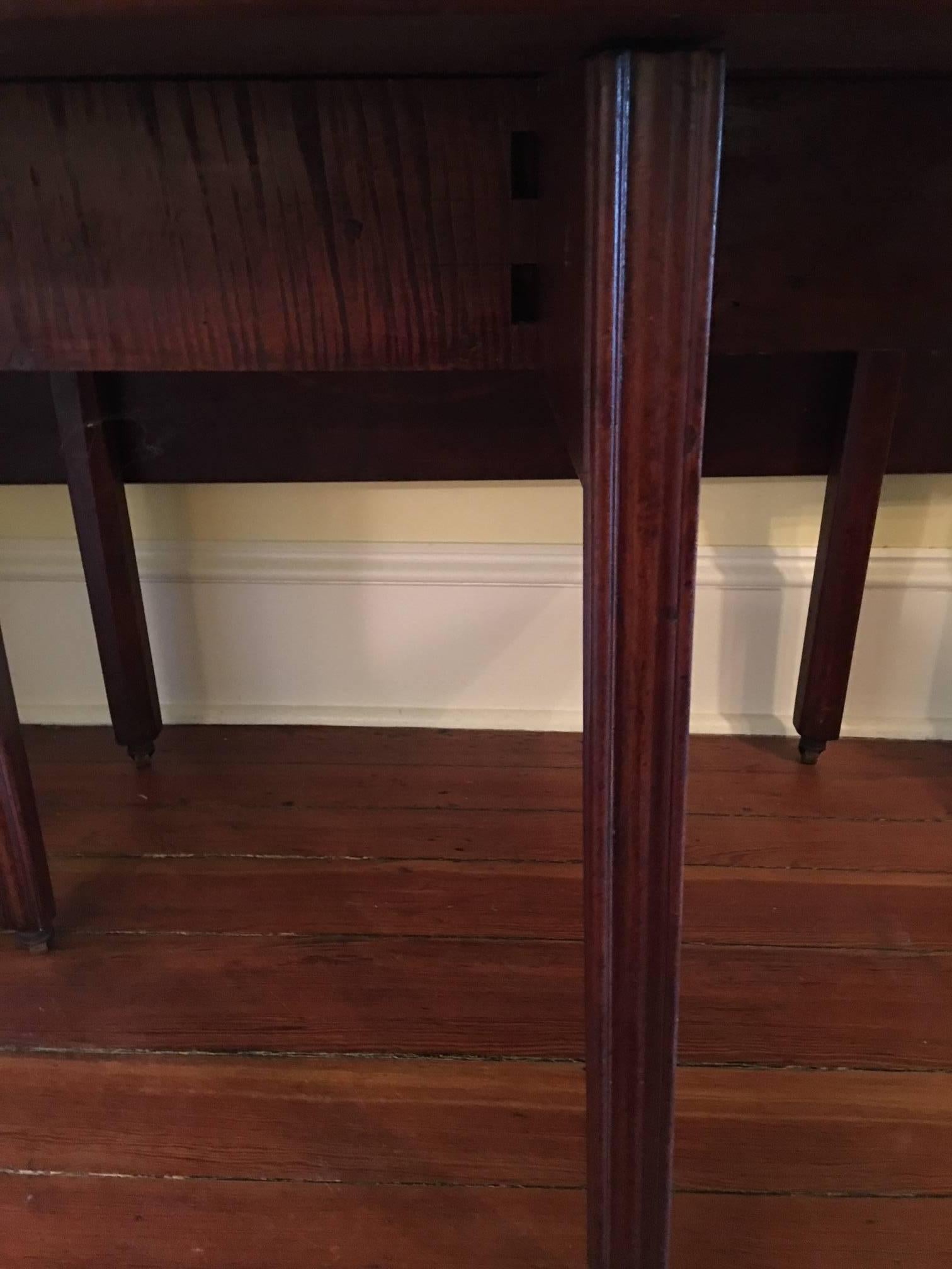 American Mahogany Drop Leaf Table, 19th Century In Excellent Condition In Savannah, GA