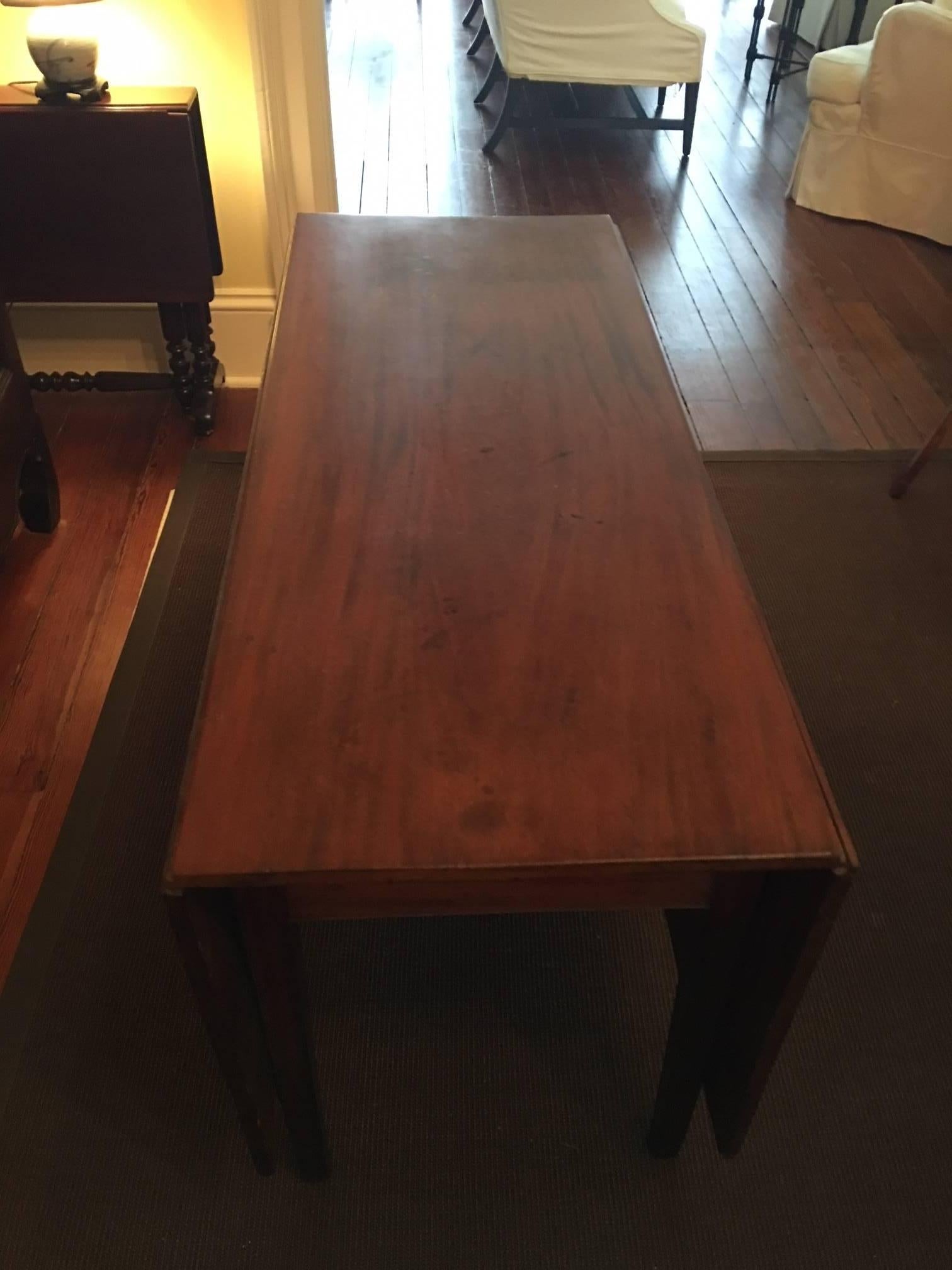 American Large Mahogany Drop-Leaf Table, 19th Century In Excellent Condition In Savannah, GA