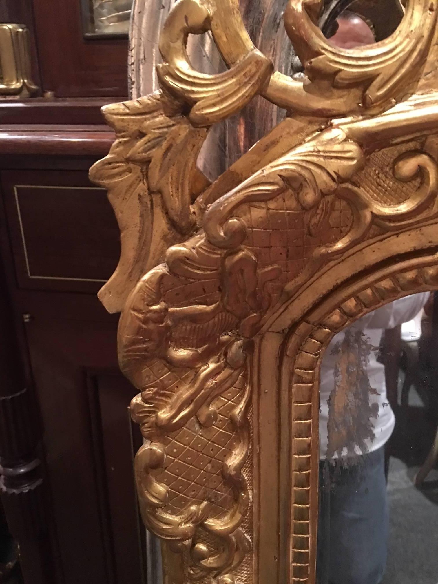 Vergoldeter Kaminsimsspiegel im Louis-XV-Stil, frühes 19. Jahrhundert im Zustand „Gut“ im Angebot in Savannah, GA