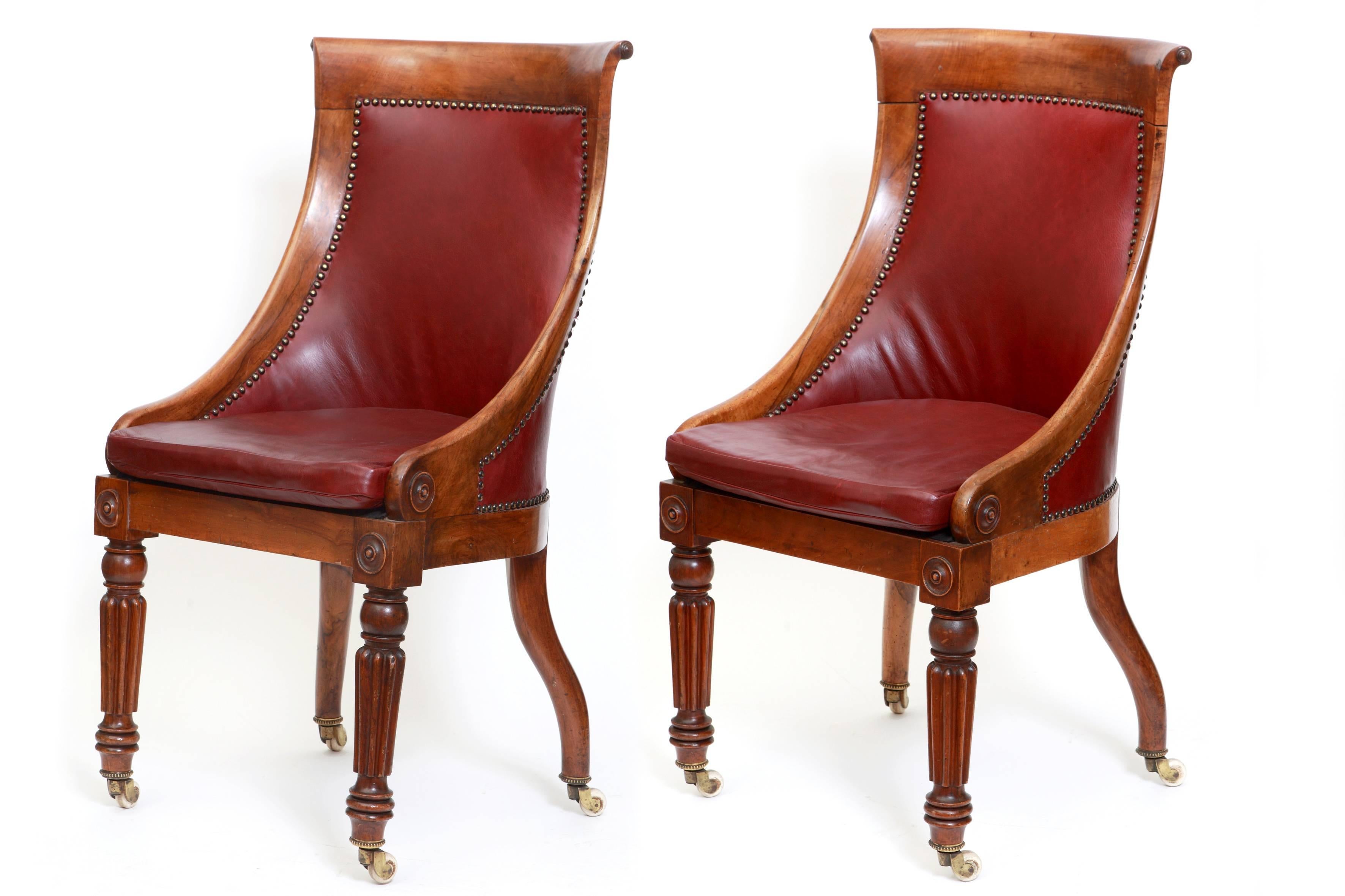 These William IV bergeres have a spoonback form and the carved, fluted tapering legs rest on ceramic castors. The red upholstery of the back and the seat have a spiked border.

Rosewood, red leather, ceramic, spikes
H 95 cm; H seat 47 cm, W 58