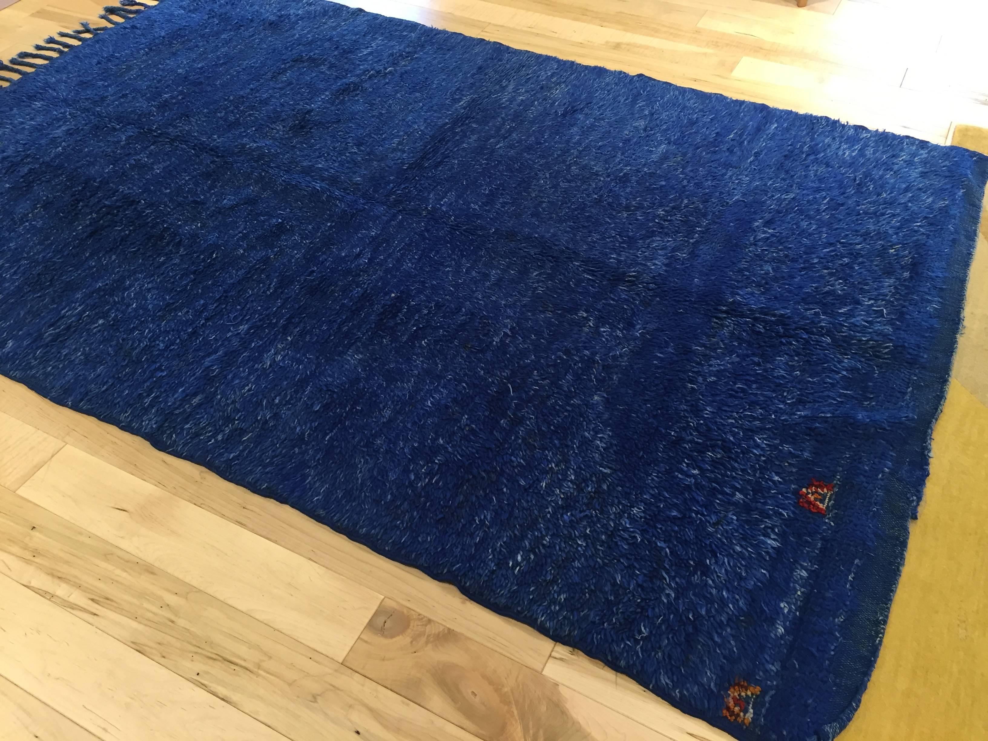 Vintage Beni M'Guild Moroccan rug in indigo, circa 1960. Hand-knotted wool, size, 5'7