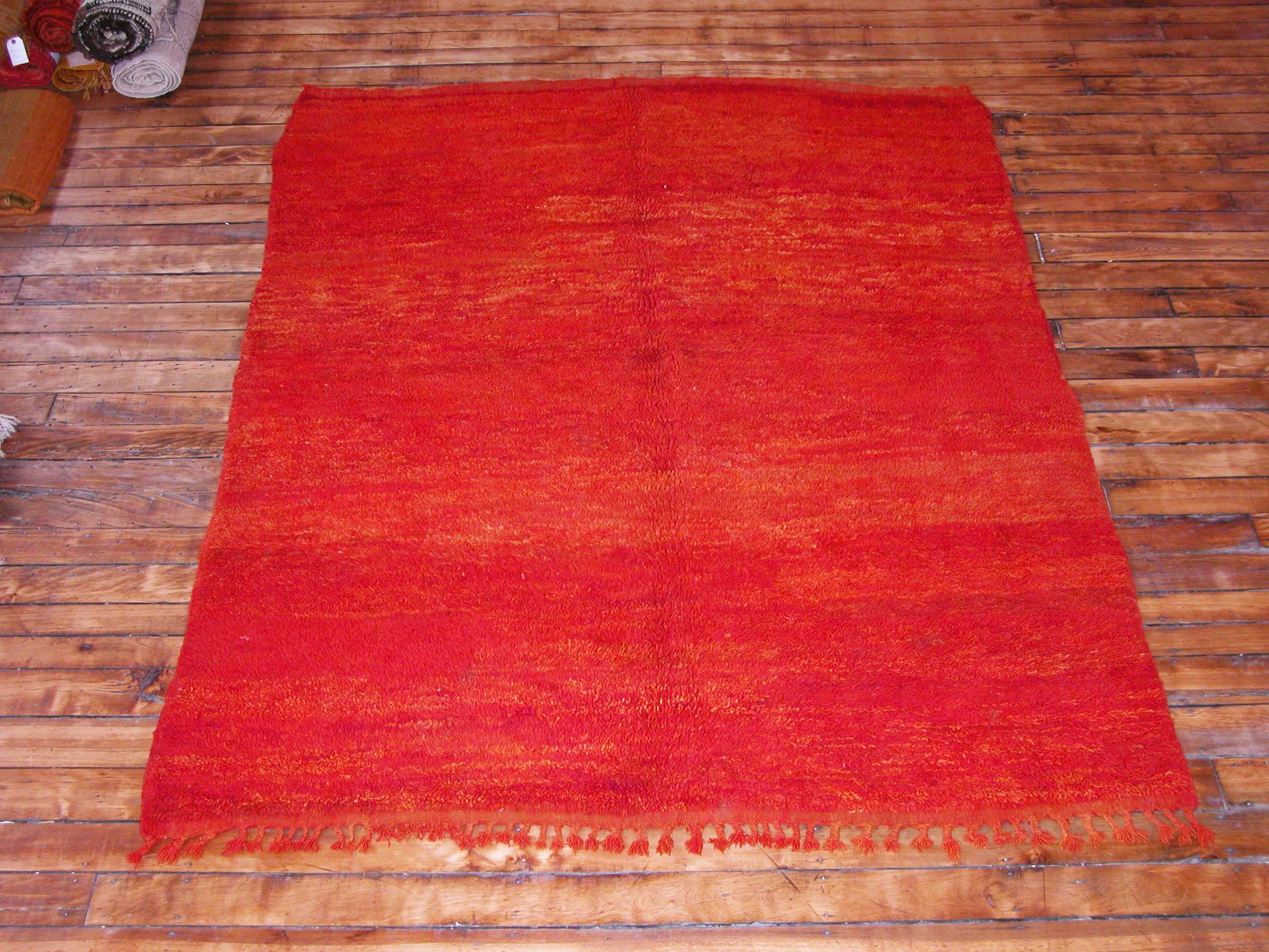Vintage Aut Sgougou Moroccan rug, circa 1950. Hand-knotted wool, size, 5'8