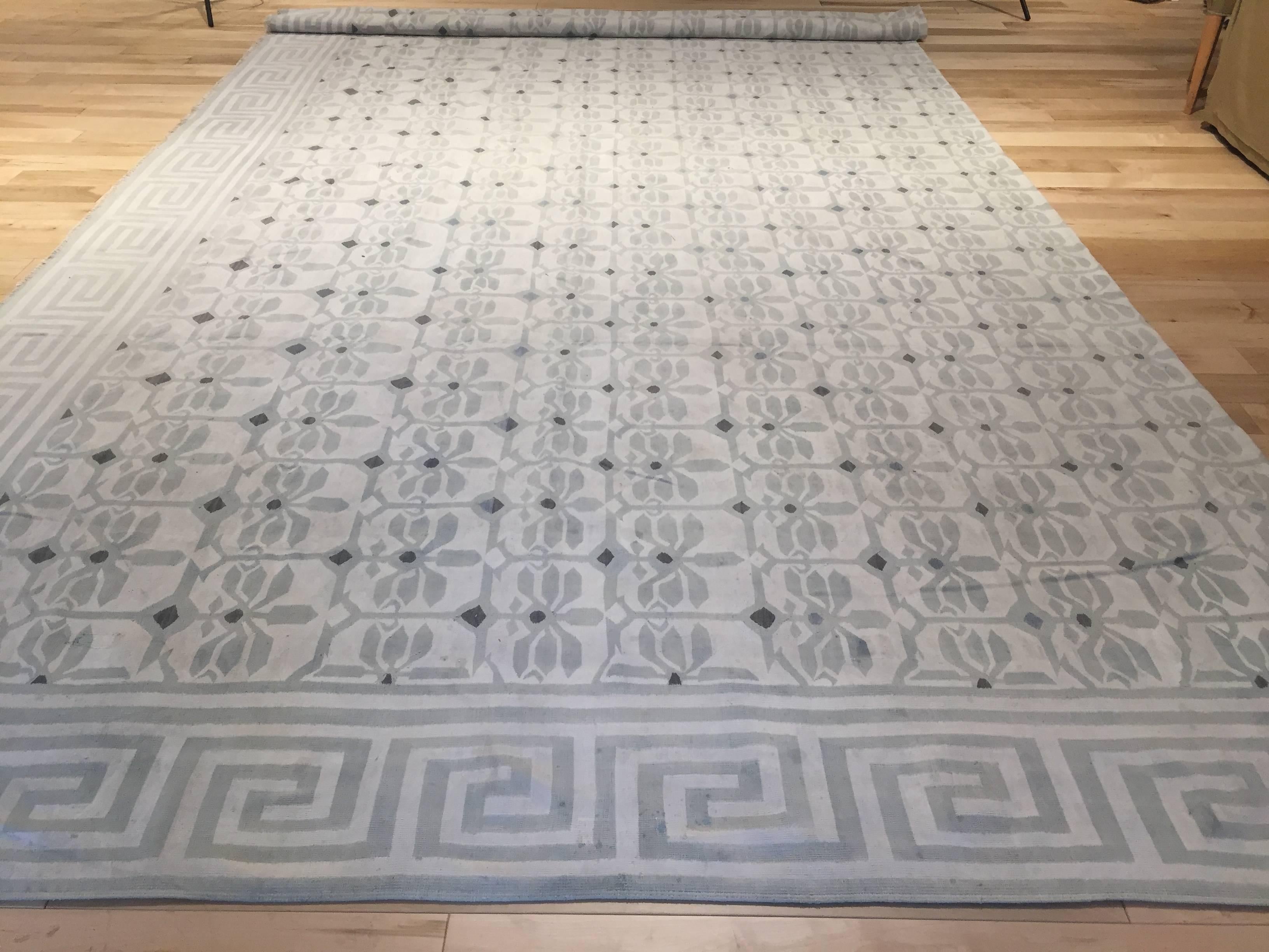 Handwoven Indian Dhurrie, circa early 20th century.Stylized floral motif and Greek key border in pale green and white.