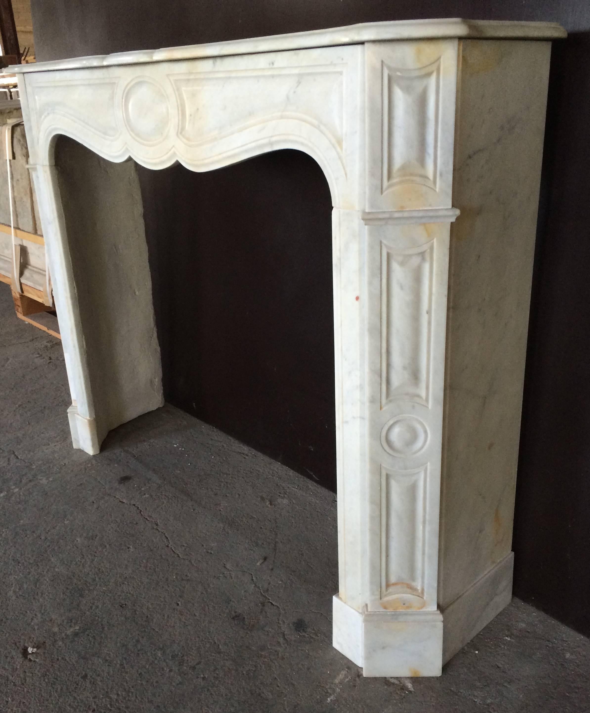 French Antique White Marble Fireplace Louis XV Style 19th Century, Paris, France For Sale 3