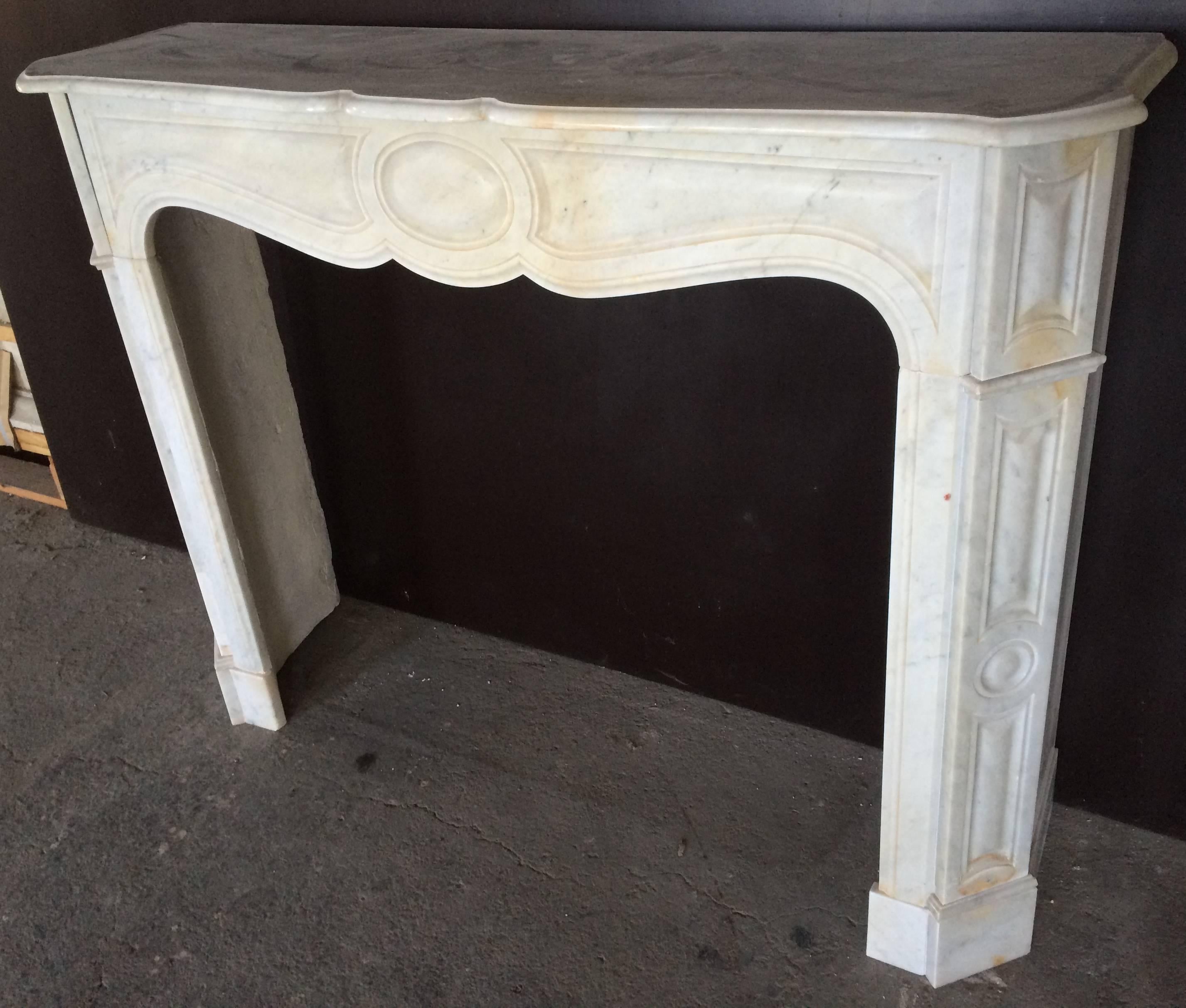 French Antique White Marble Fireplace Louis XV Style 19th Century, Paris, France In Good Condition For Sale In LOS ANGELES, CA
