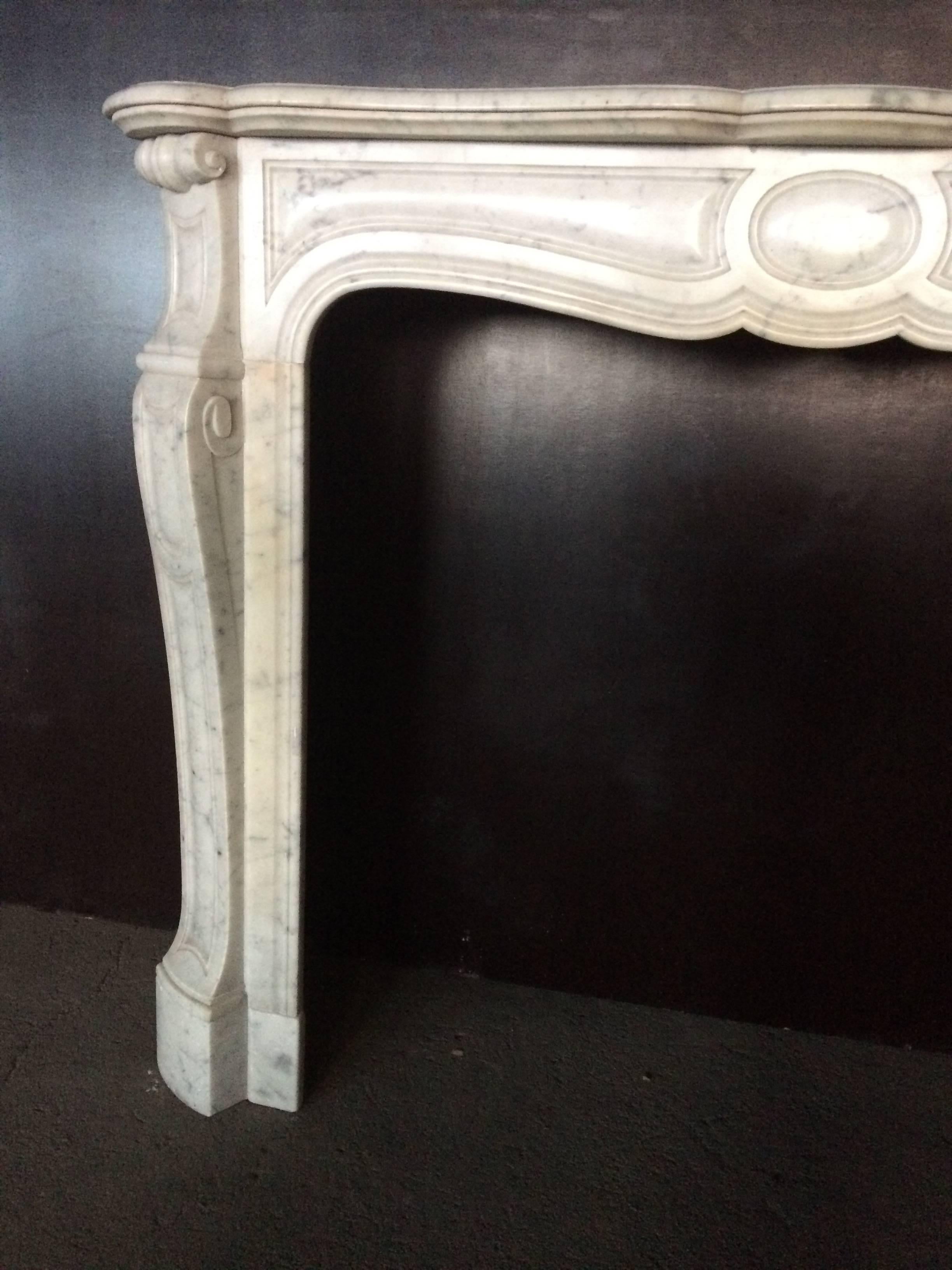 French Antique White Marble Fireplace Louis XV Style Volutes 19th Century France In Good Condition For Sale In LOS ANGELES, CA