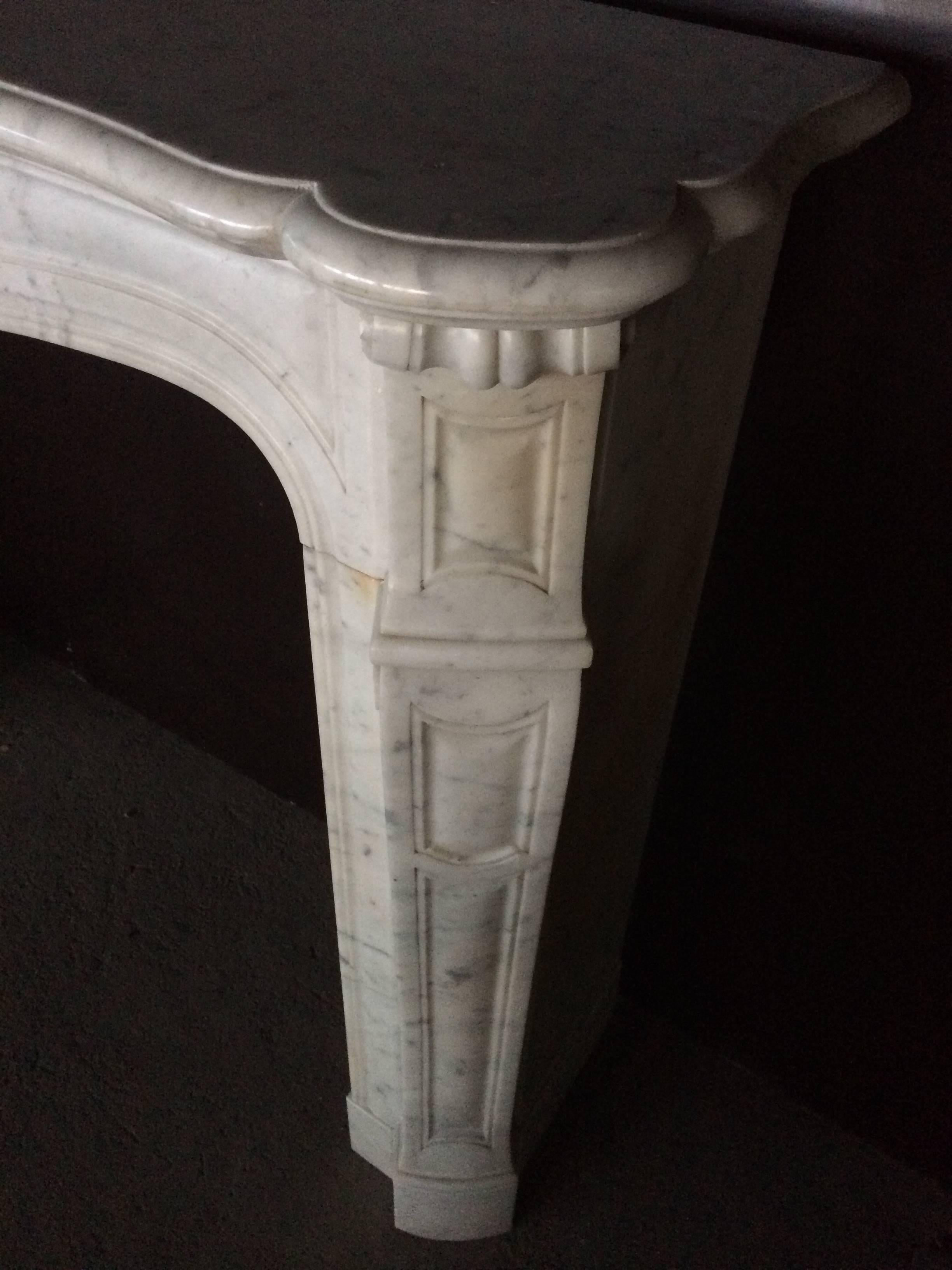 French Antique White Marble Fireplace Louis XV Style Volutes 19th Century France For Sale 4