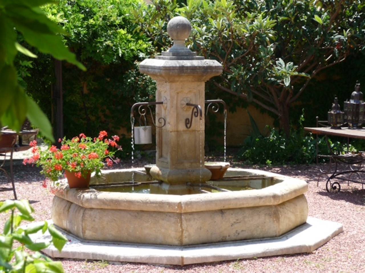 French Louis XIV Style Fountain Hand-Carved in Limestone, Provence, France In Good Condition In LOS ANGELES, CA