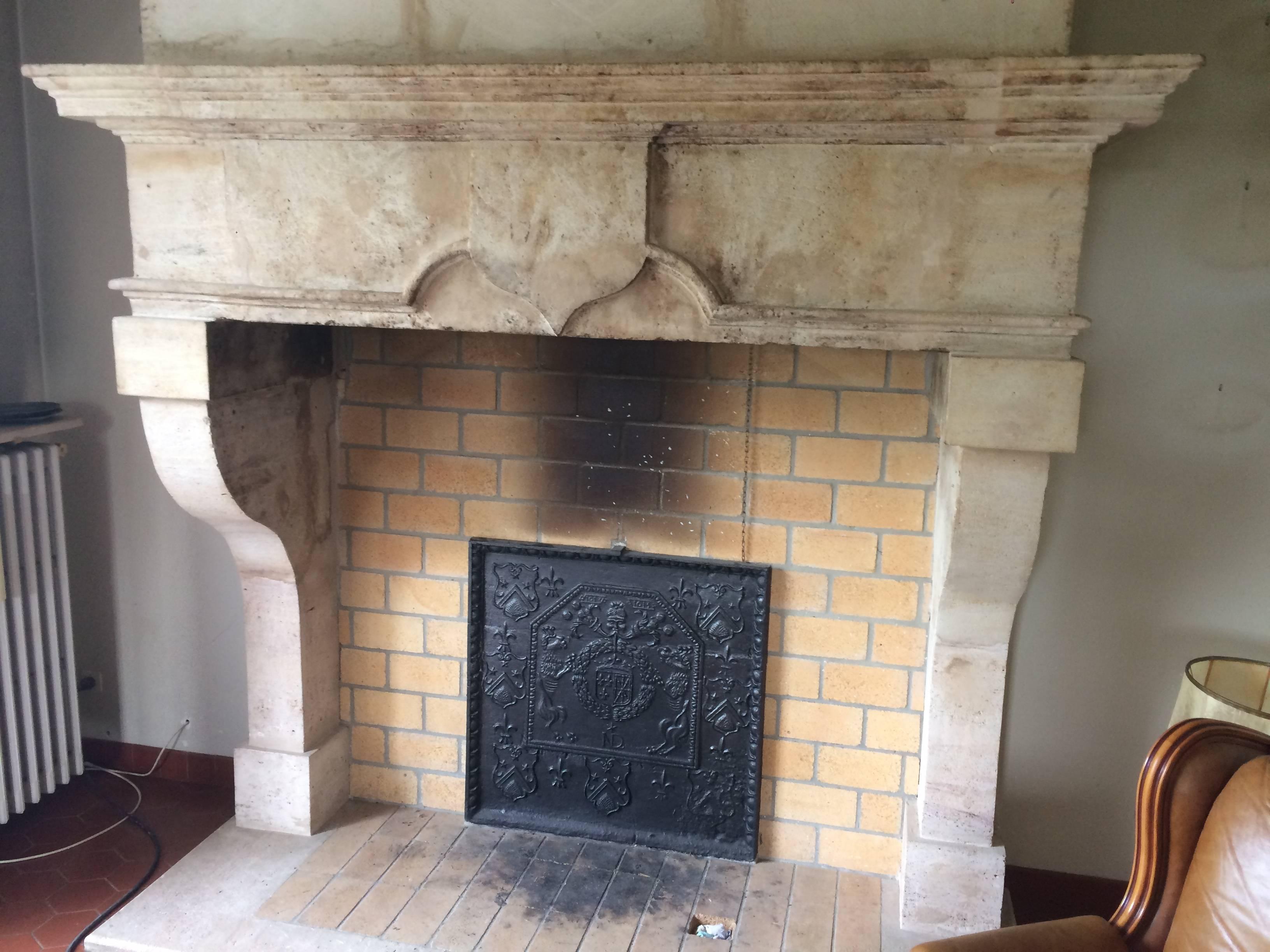 French Louis XIII Style Fireplace in Limestone, 18th Century, Lorraine, France. In Good Condition For Sale In LOS ANGELES, CA