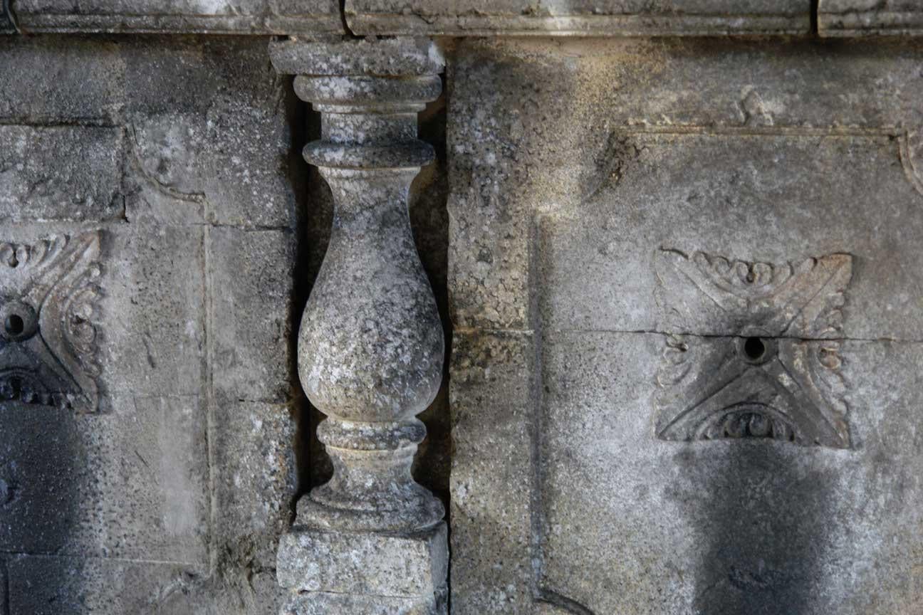 Italian Wall Fountain Hand-Carved in Pure Limestone, Late 20th Century, Italy For Sale 2