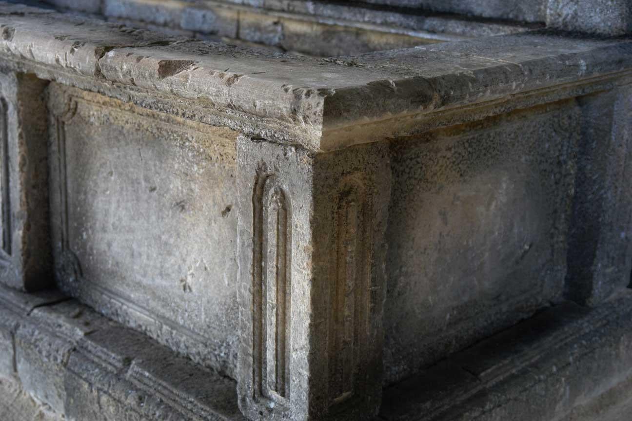 Italian Wall Fountain Hand-Carved in Pure Limestone, Late 20th Century, Italy For Sale 3