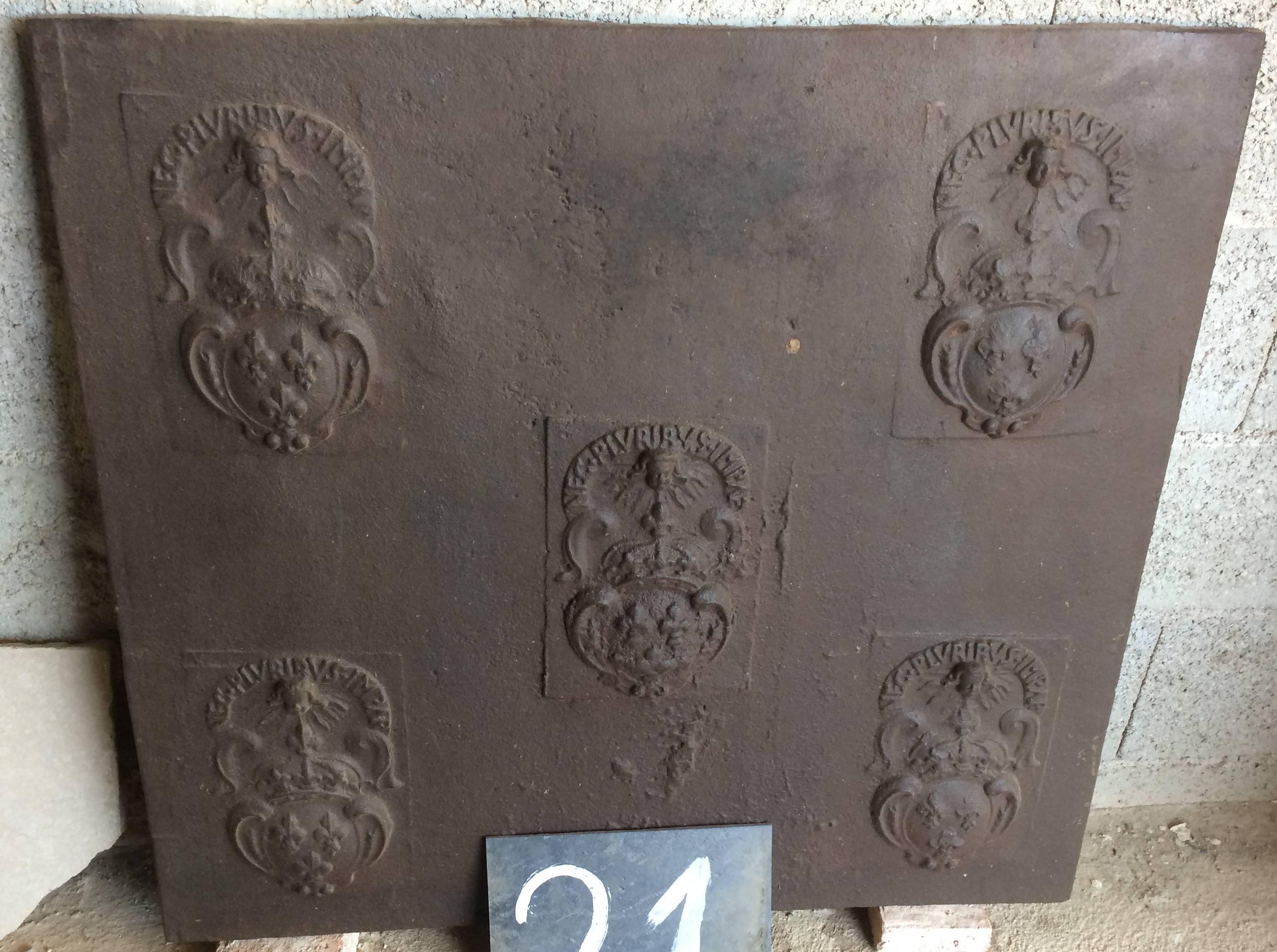 Original Large French Renaissance period antique fireback in solid iron, from the 16th century in France.
Five coats of arms representing French legacy.
Beautiful quality of Art-work from the French Renaissance/Louis XIII period.

It was used as