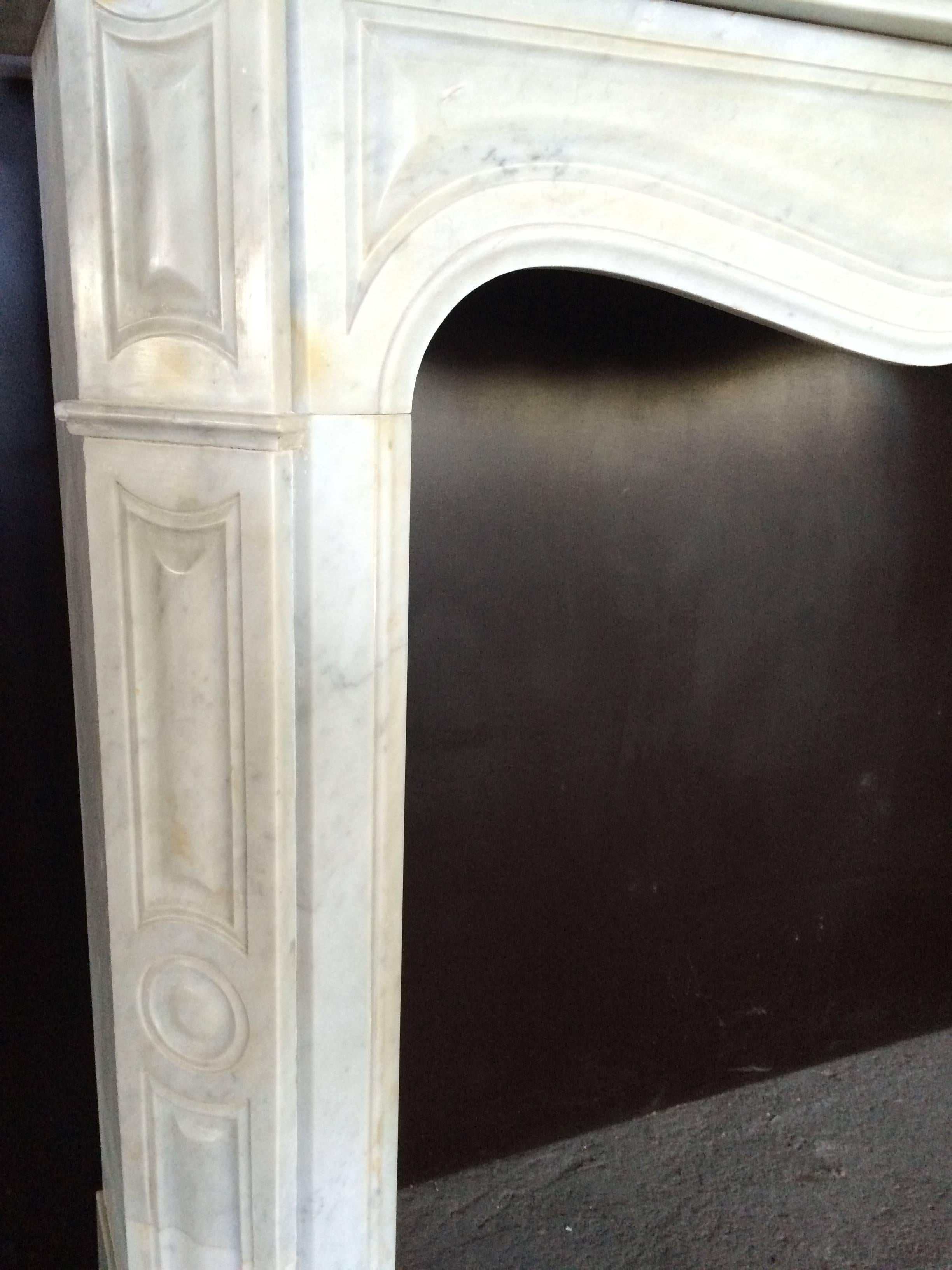 French Antique White Marble Fireplace Louis XV Style 19th Century, Paris, France For Sale 4