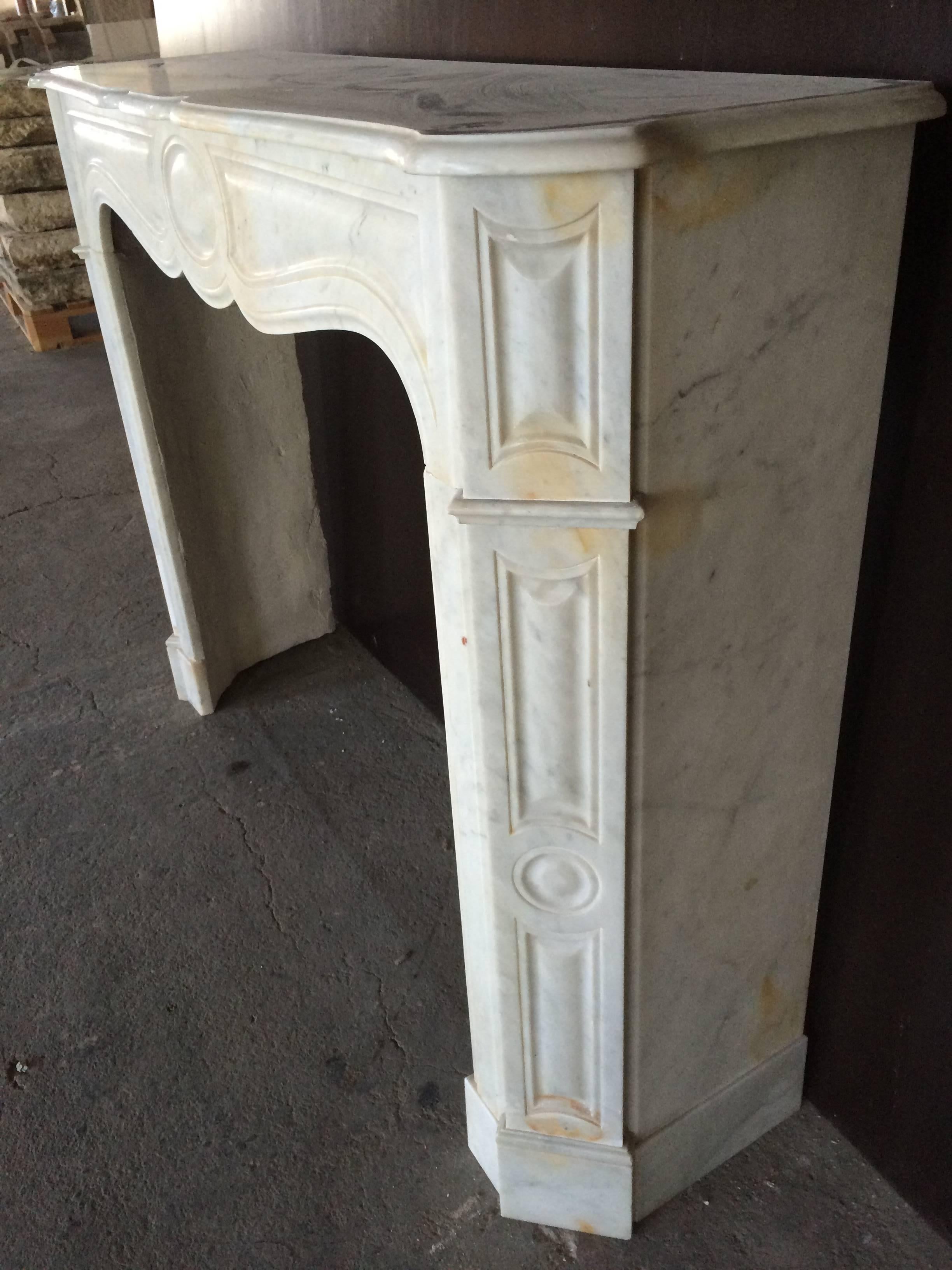 French Antique White Marble Fireplace Louis XV Style 19th Century, Paris, France For Sale 1
