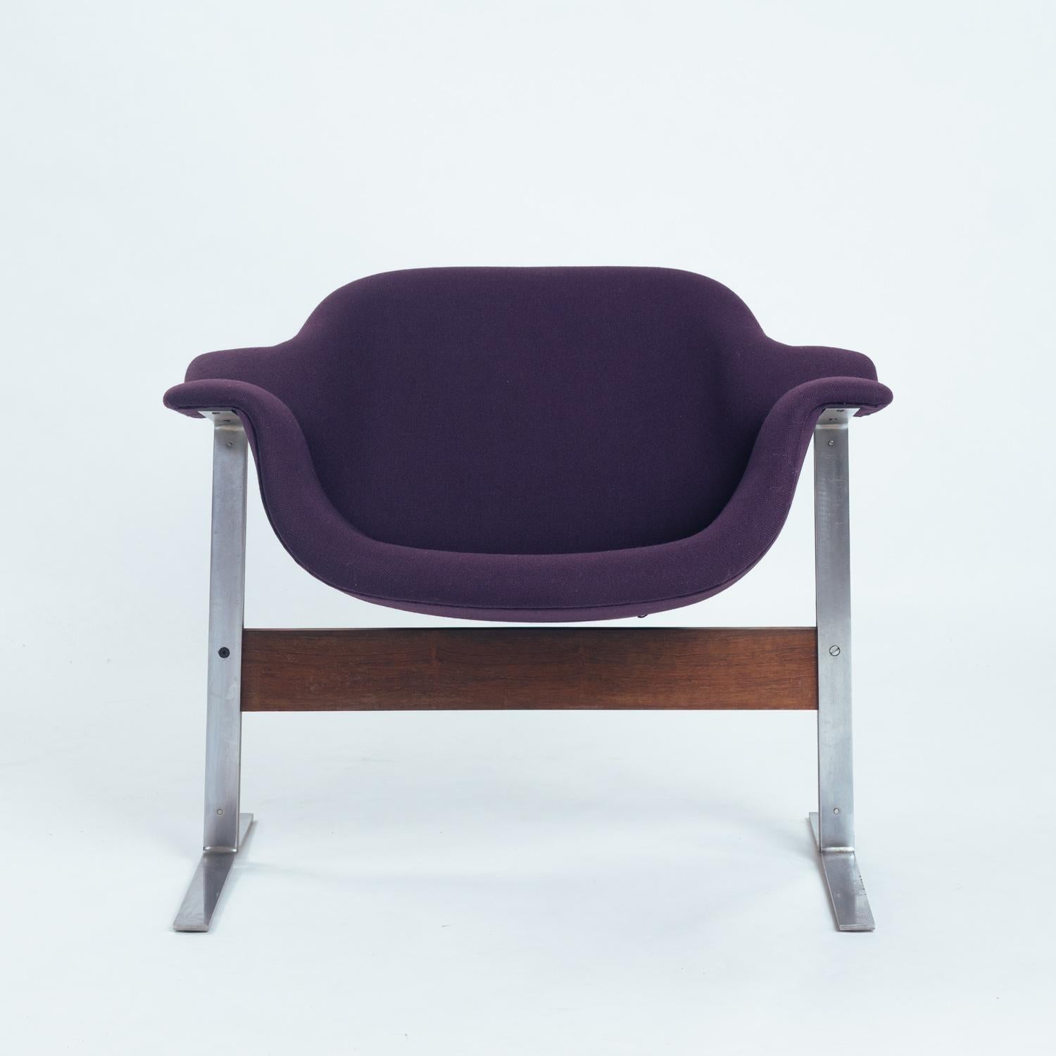 Sillón muy raro del modernista holandés Just B Meijer para Kembo.
Restaurado y retapizado en lana púrpura

An: 82 cm
D: 70 cm
H: 72 cm
Altura del asiento: 42 cm