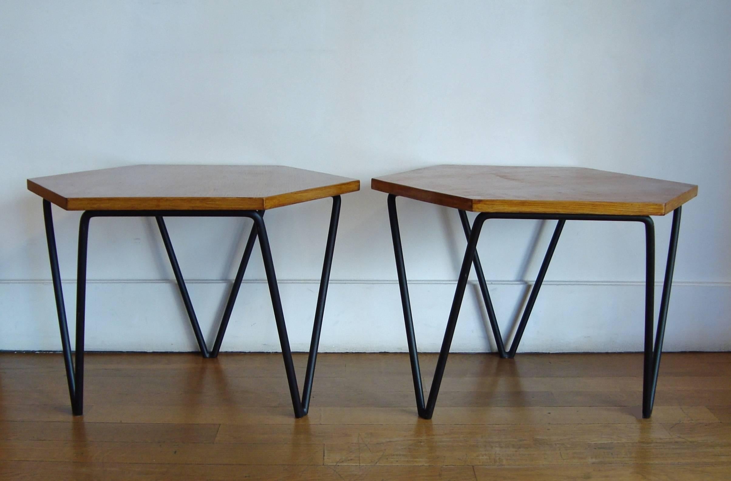 Pair of oak hexagonal side tables by Gio Ponti (Italie, 1891-1979)
with ISA manufacture in Bergame, 1950s.
Tops resting on three blackened iron triangular feet.
Original metal label « ISA ».
Haut.39 x larg.58 x 50 cm.
     

Litt :
F.Foroni,