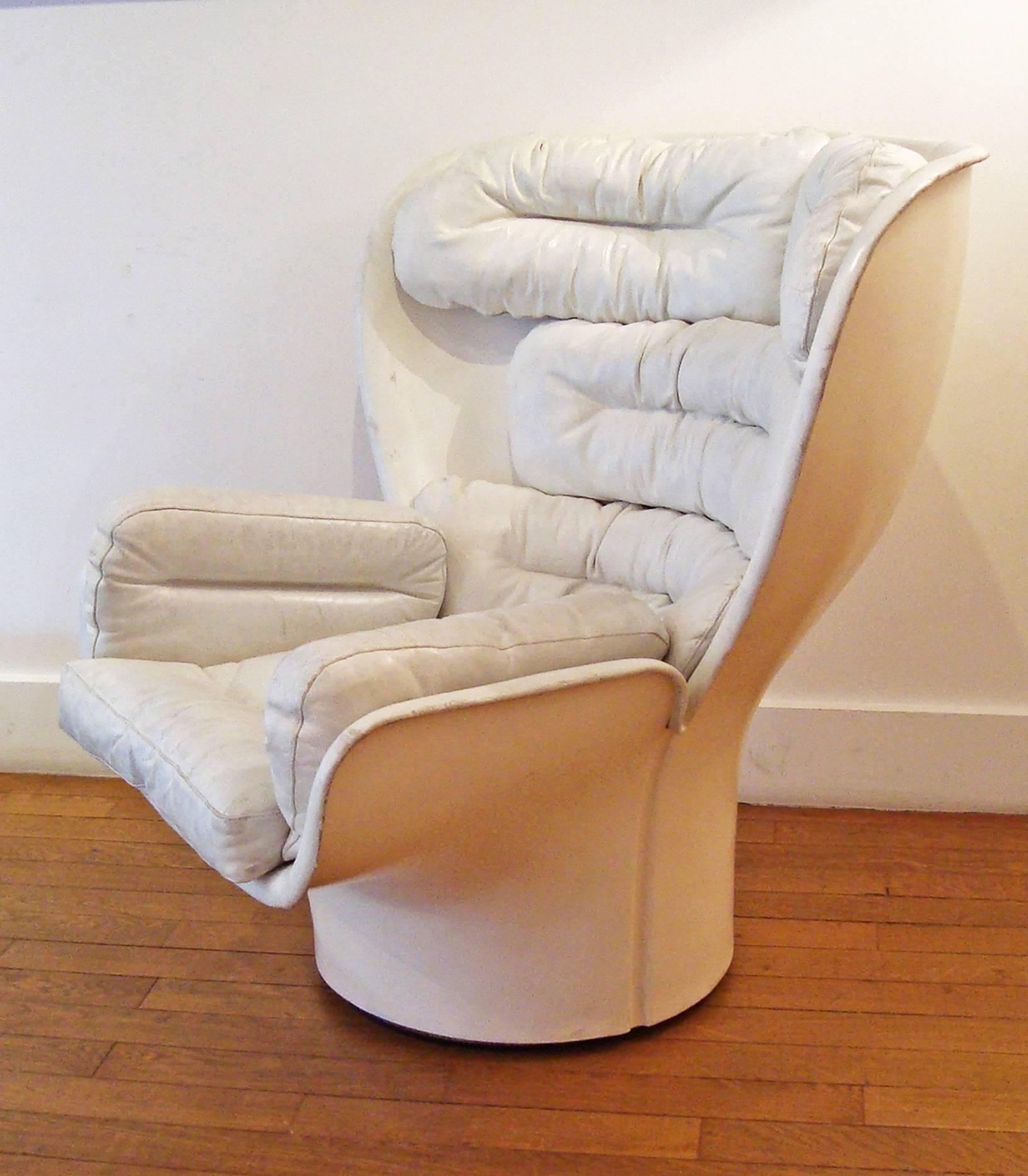 Elda 1005 armchair, 1963, by Joe Colombo, Italy (1930-1971).
Large swivelling white armchair with leather cushions- Original hooks to hold them. Polyester and molded fiberglass base.
Comfort Edition F.L.Longhi, Milan. Good vintage