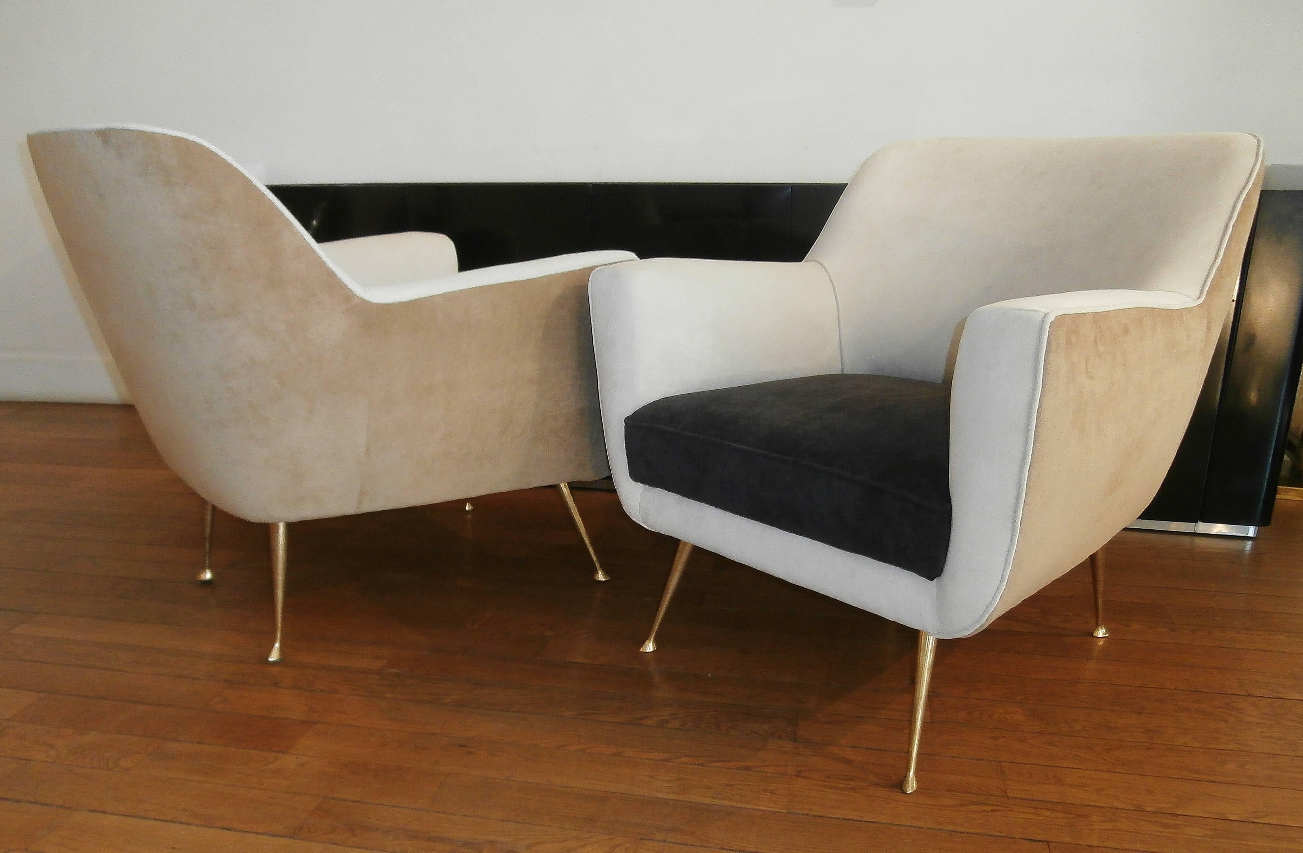 Pair of velvet armchairs, 1960, par ISA, Bergame, Italy.
Reupholstered with a cream white, beige and dark grey velvet. Gilt full brass feet.

Some important furniture designers, from the 1940s to the 1960s, as the Italian Gio Ponti and the