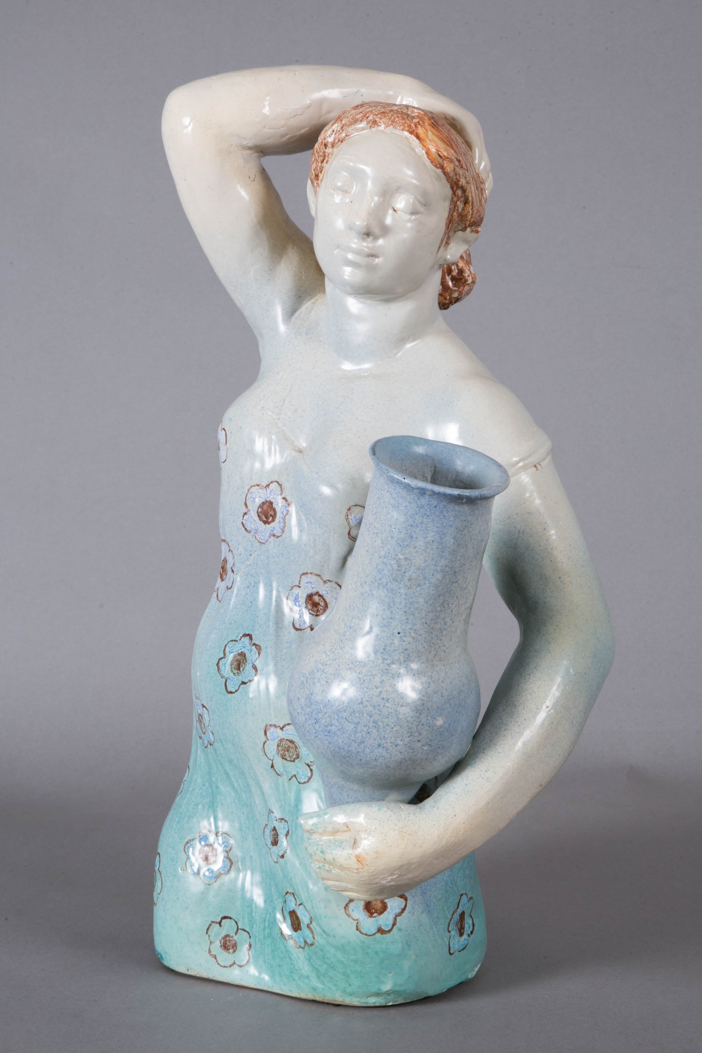 Important blue enameled ceramic sculpted woman by Odette LEPELTIER (1914-2006).
Bust of a woman holding a vase, with one arm on the head.
Signed. 

After studying painting and sculpture at the Paris Beaux-Arts school, and some time in the