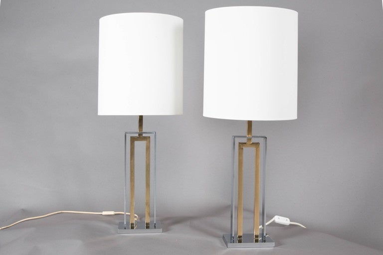 Pair of gilt brass and chromed steel table lamps by Romeo Rega, 1970s.
Vertical openwork structure with chromed base.
White fabric shades.
Lamp base: H 41 X 15 x 10 cm.