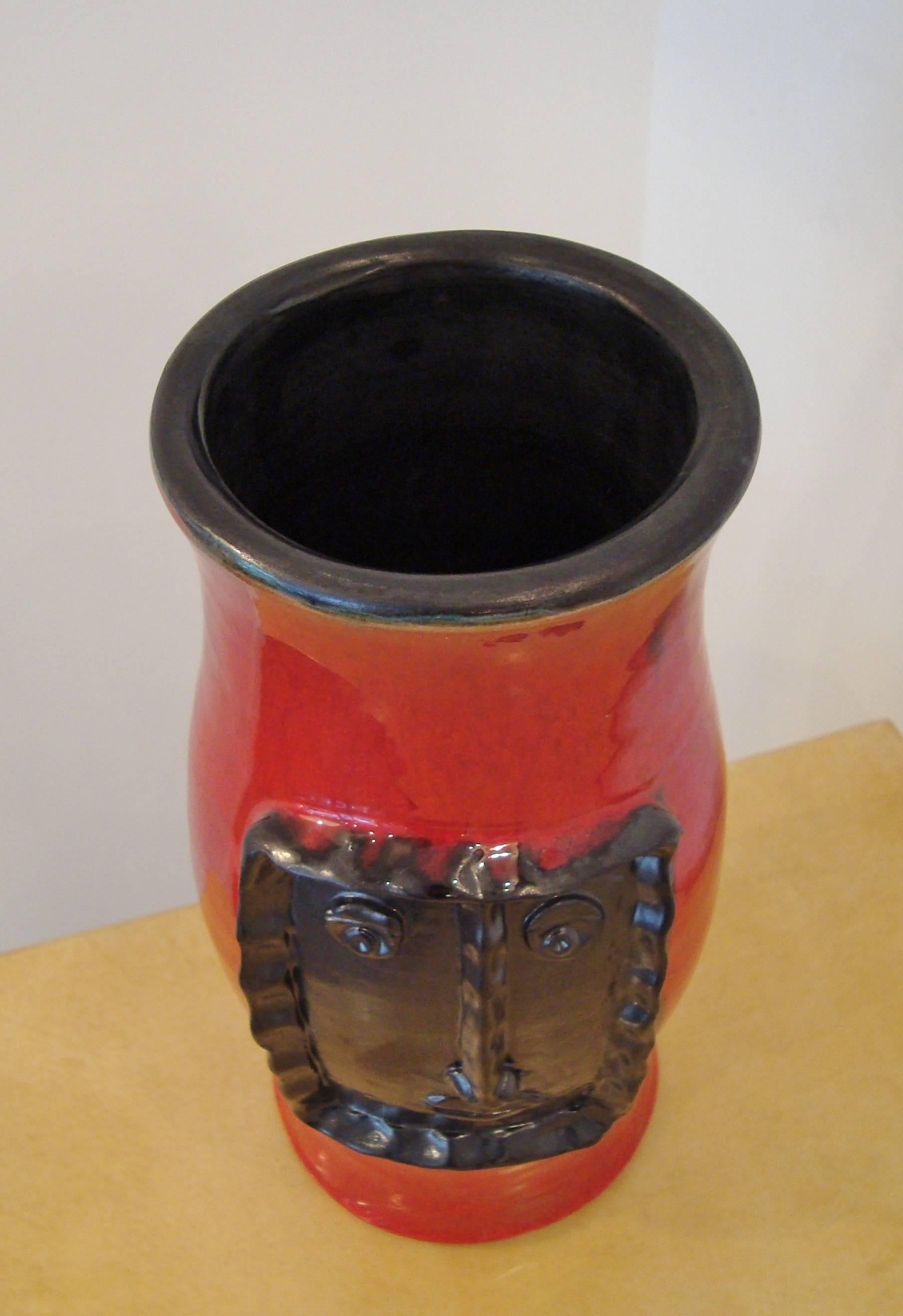 Red Vase with Black Relied Head, by Cloutier Brothers In Good Condition In Paris, FR