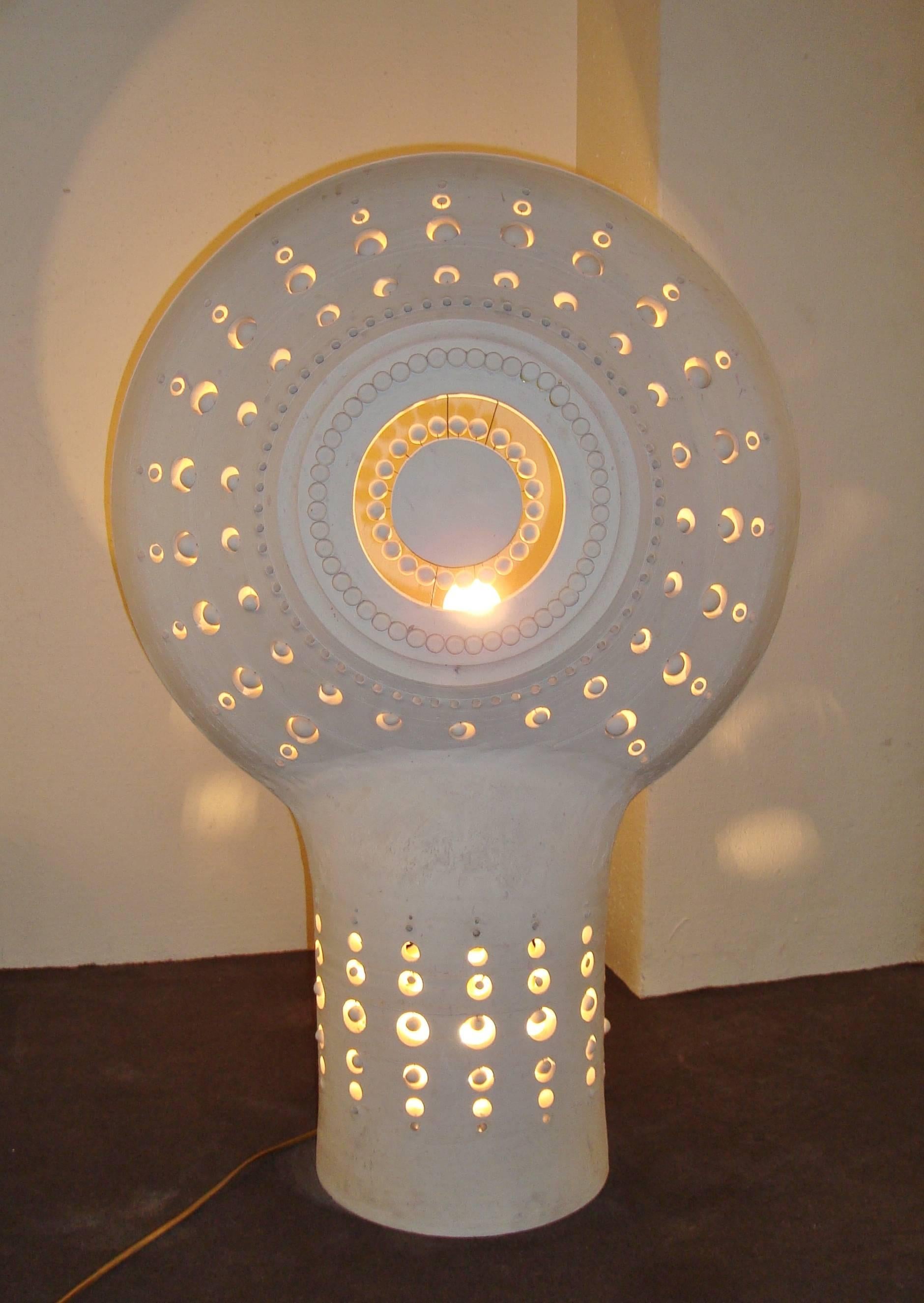 Spectacular unglazed ceramic table lamp, circa 1970, by Georges Pelletier (Bruxelles then France 1938-)
Signed. 

Georges Pelletier suivit les cours de l’Académie Charpentier et de l’Artisanat scolaire à Paris.
Puis travailla à l’Atelier de