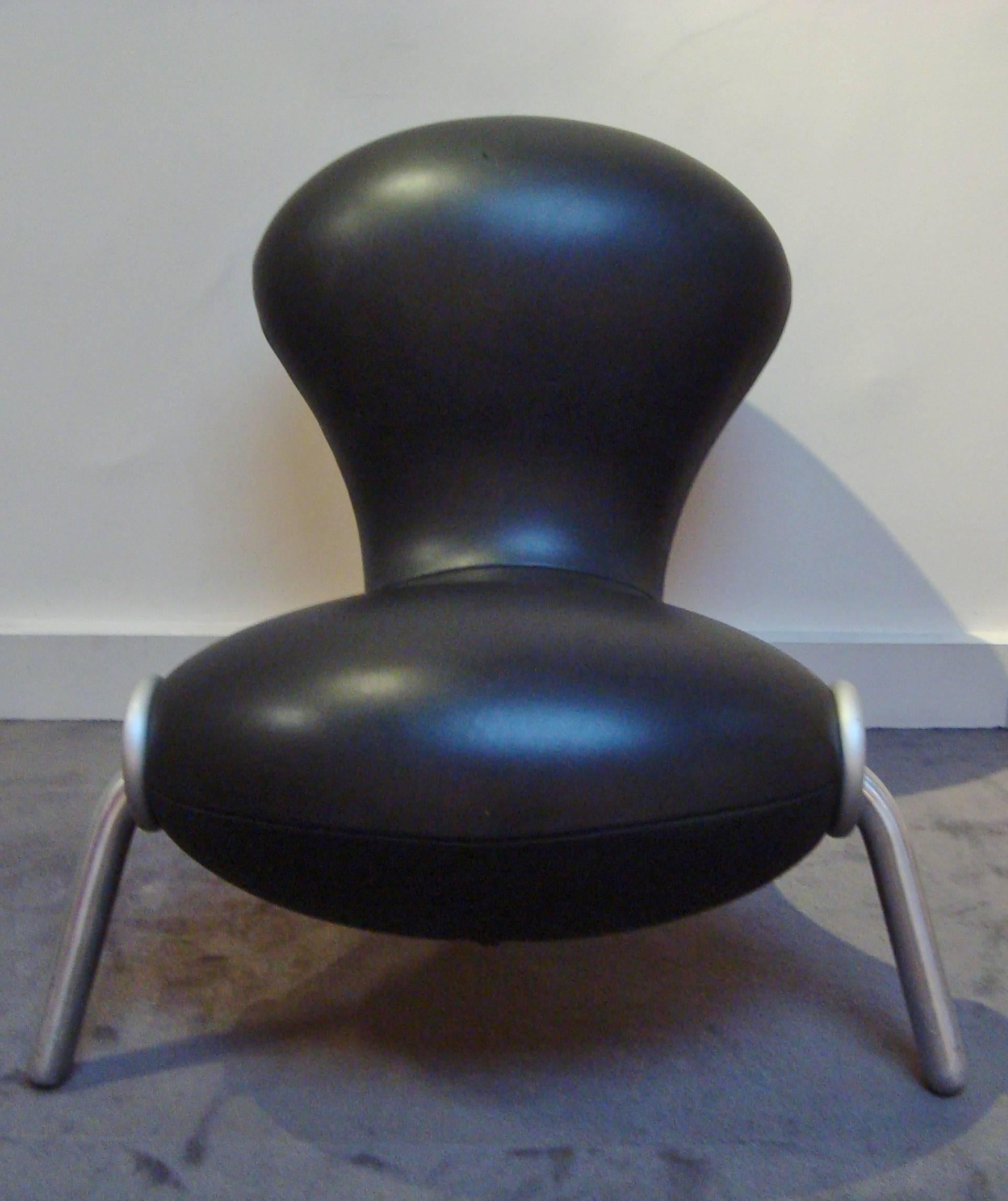 Black embryo chair, 1988, by Marc Newson (Australia 1963-)
ID Edition.
Black neoprene gummi cover with original zip. Tripod tubular steel feet.
Seat height 44 cm.

This chair also exists by Ed.Cappellini and with fabric covering. 
Réf : Anne