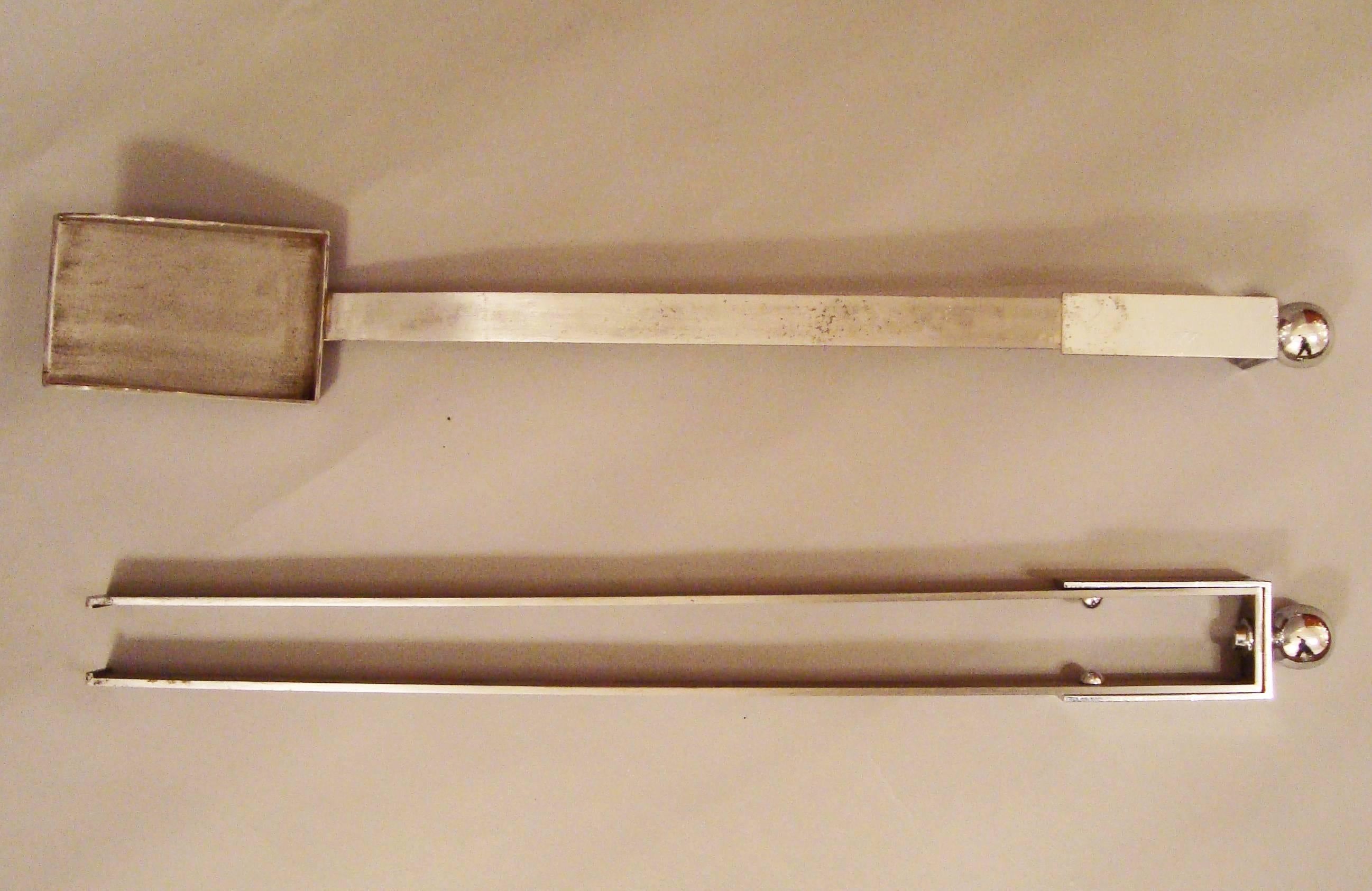 Modernist set of suited brushed and chromed steel fireplace shovel and tweezer, by Jacques Adnet, 1930s.
Ornamented with a bowl on straight folded handle.

    

