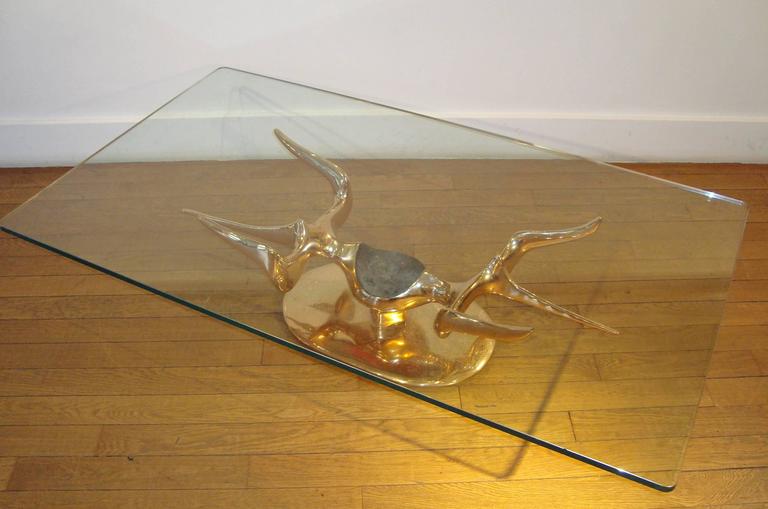 Victor Roman (1937-1995).
Rare gilt polished bronze sculpture as a coffee table, 1974.
Called “Little vampire”, with a large rectangular glass top.
Oval base. Signed and numbered.
Measuring sculpture: H 33 x L 102 x D 38 cm. 

  