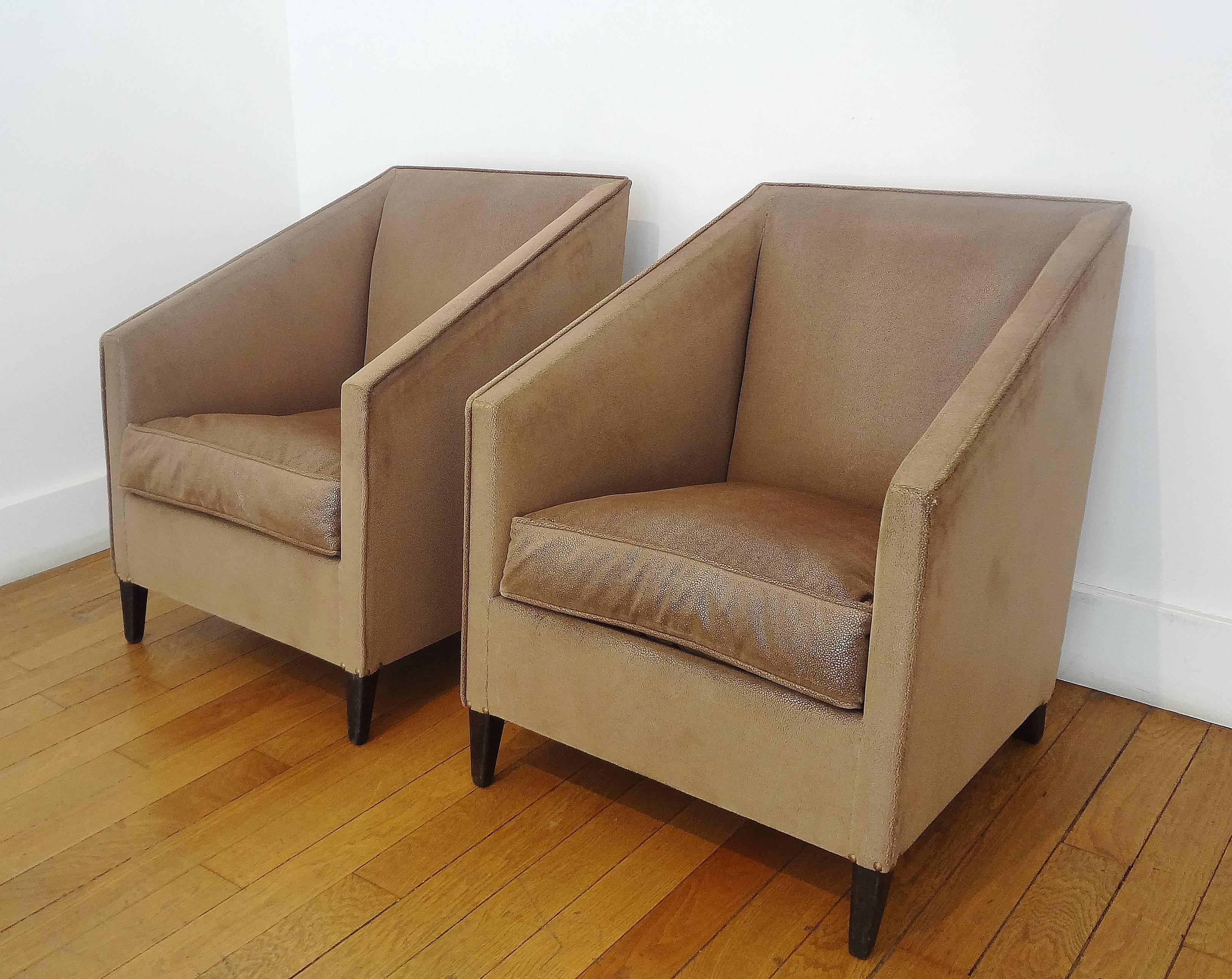Rare pair of modernist armchairs, 1920s, by Francis Jourdain (Paris 1876-1958).
Angular elbow leggers. Seat cushion. Four Macassar ebony tinted beech feet.
Light brown galuchat-like velvet covering.
Haut.72 x larg.57 x prof.70 cm. Haut.assise 38