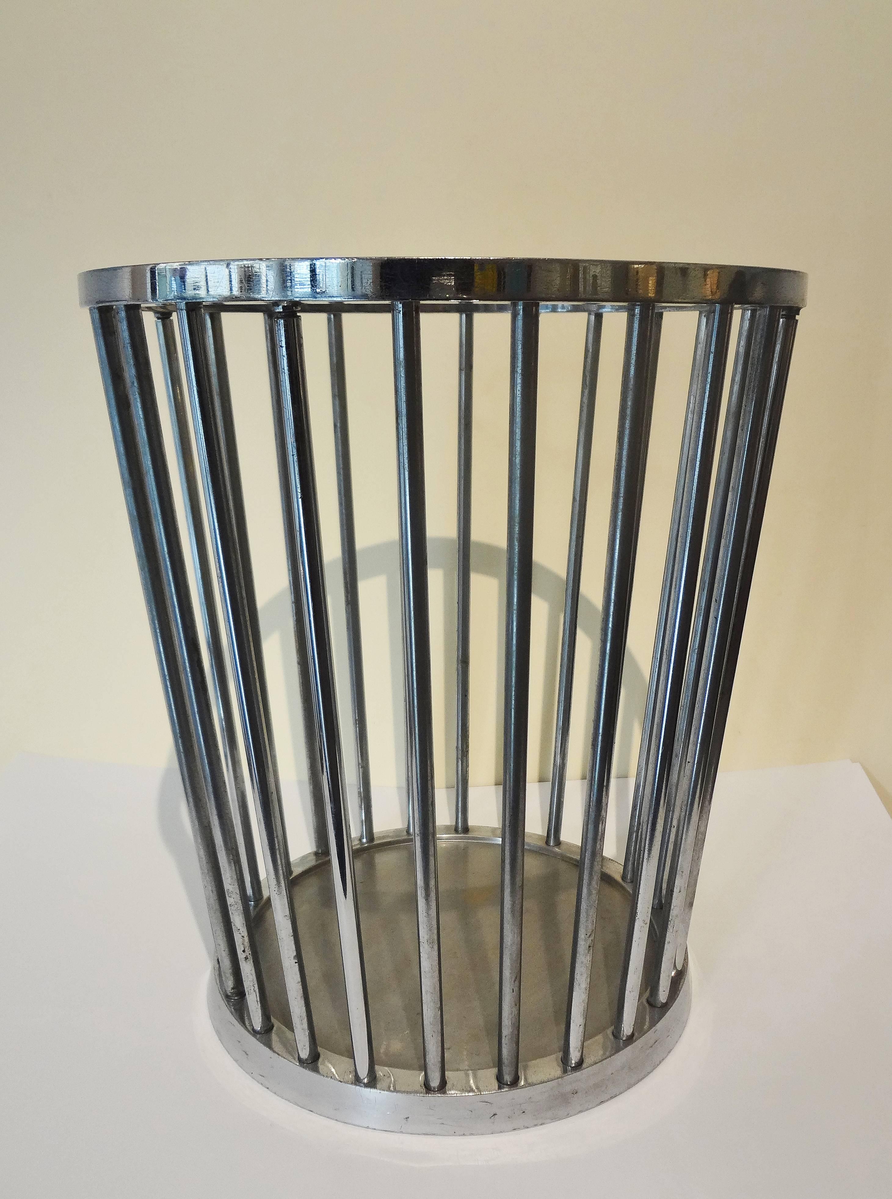 Modernist chromed steel wastebasket by Jacques Adnet, 1930.
Slim columns resting on a circular base.
   