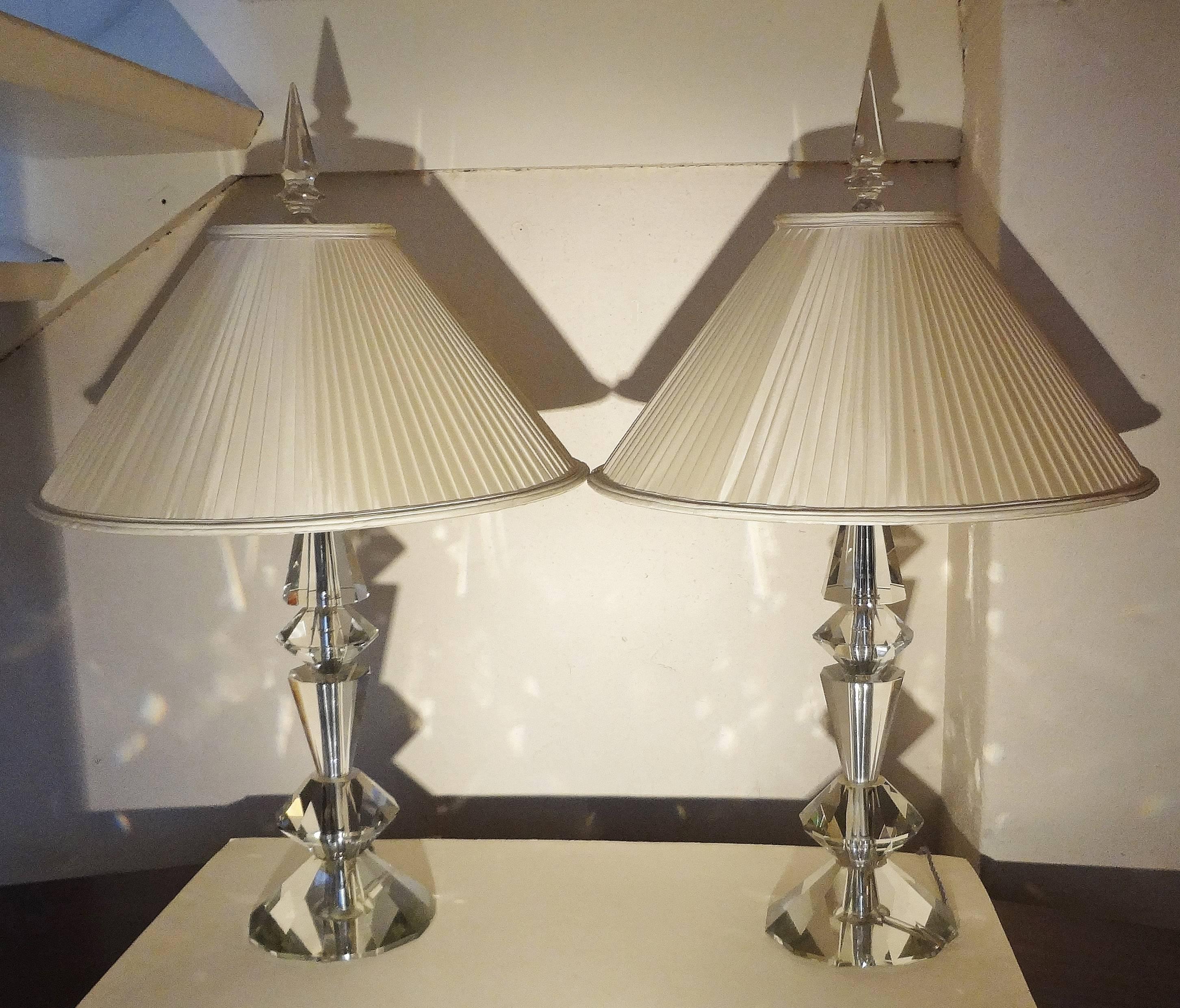 Spectacular pair of cut-glass table lamps, France, 1940s.
Diamond shape. Vintage silk shade. Metal structure.
Measure: Base diameter 18 cm.