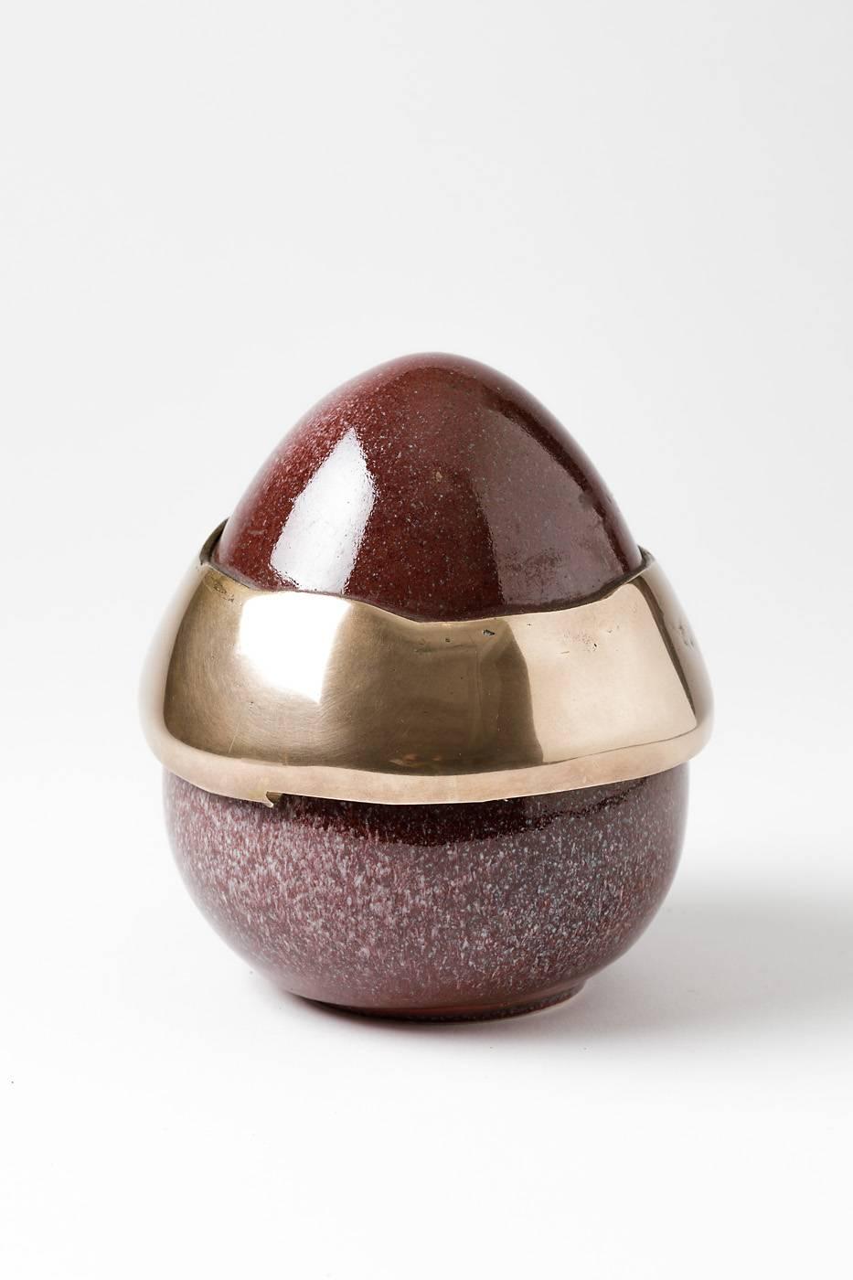 Elegant Egg Form by Tim Orr, Porcelain and Bronze, circa 1970 In Excellent Condition For Sale In Neuilly-en- sancerre, FR