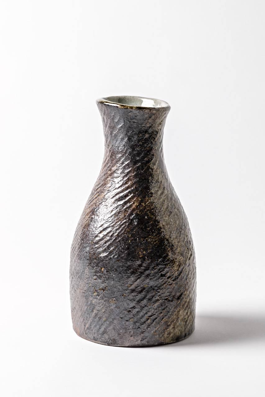 Elegant stoneware vase by artist Martin Hammond.

Beautiful brown woodfiring effects.

Signed under the base,

circa 1970.
