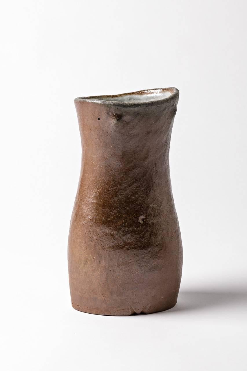 Ceramic stoneware sculpture by Martin Hammond.

Beautiful vase or sculpture with brown woodfiring effects,

circa 1960.

Signed under the base.