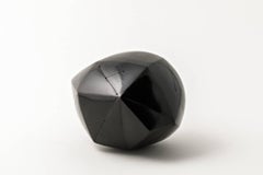 Escultura abstracta de cerámica "Poliedro" de Nadia Pasquer