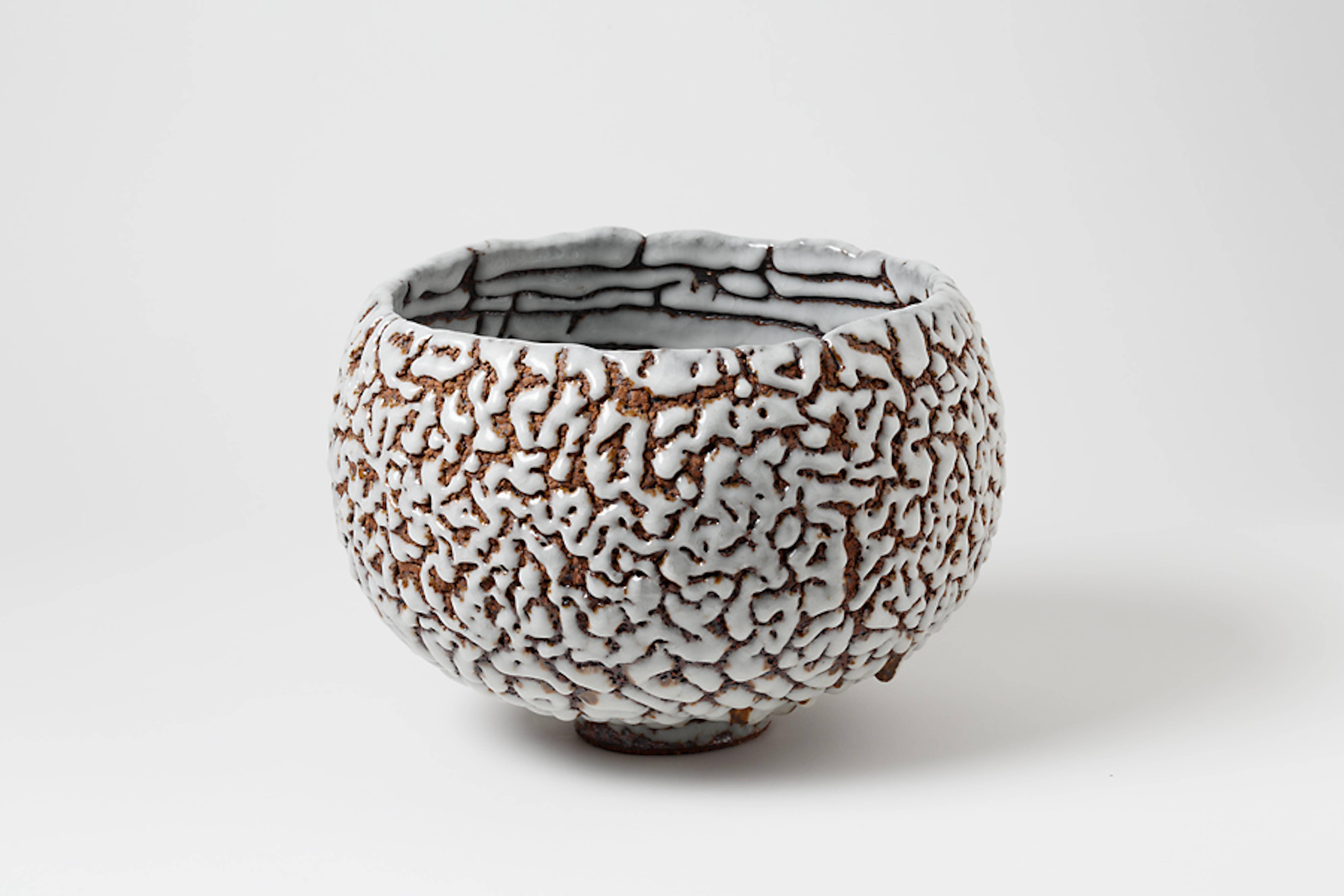 A contemporary ceramic cup by Rozenn Bigot with white glaze decoration.
Signed and dated under the base 