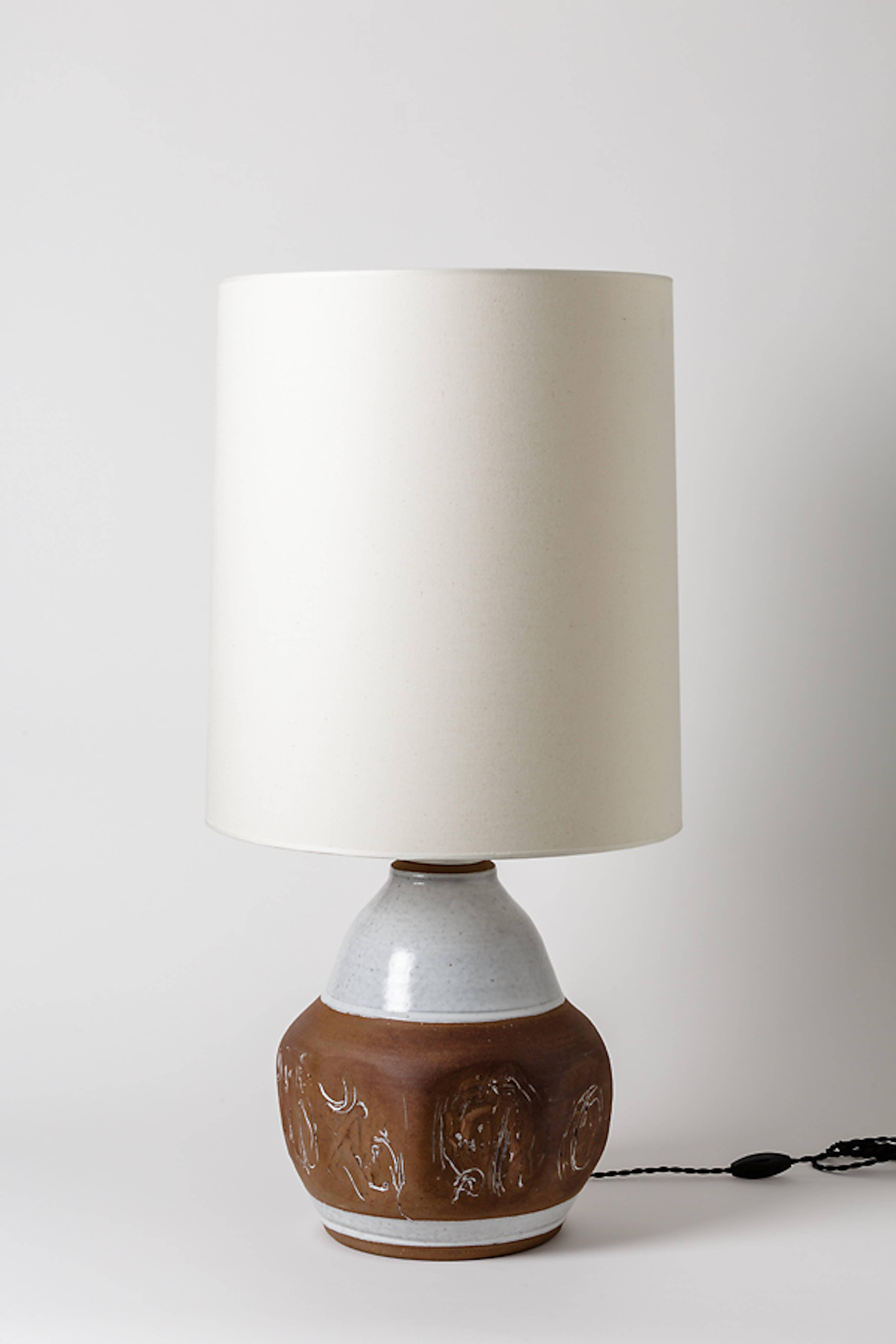 A stoneware table lamp by Roger Collet with glazed decoration.
Perfect original conditions.
Unique piece.
Signed at the base 