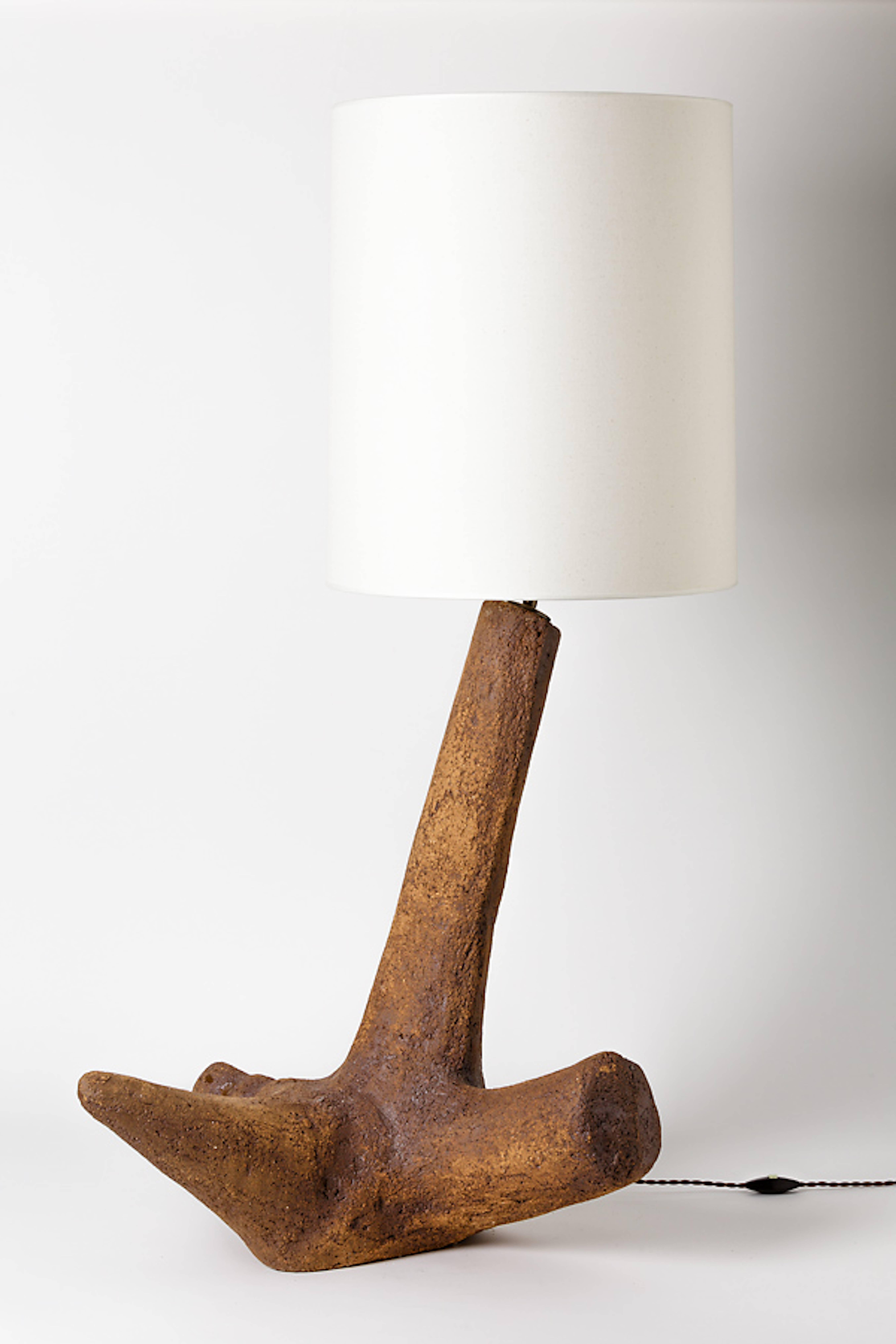 An exceptional and important ceramic lamp by Tim Orr.
Signed at the base.
Unique piece,

Sold with lamp shade and new electrical system.

Height with lamp shade: 43' 1/3 inch.
Height without lamp shade: 29' 1/2 inch.
Height without