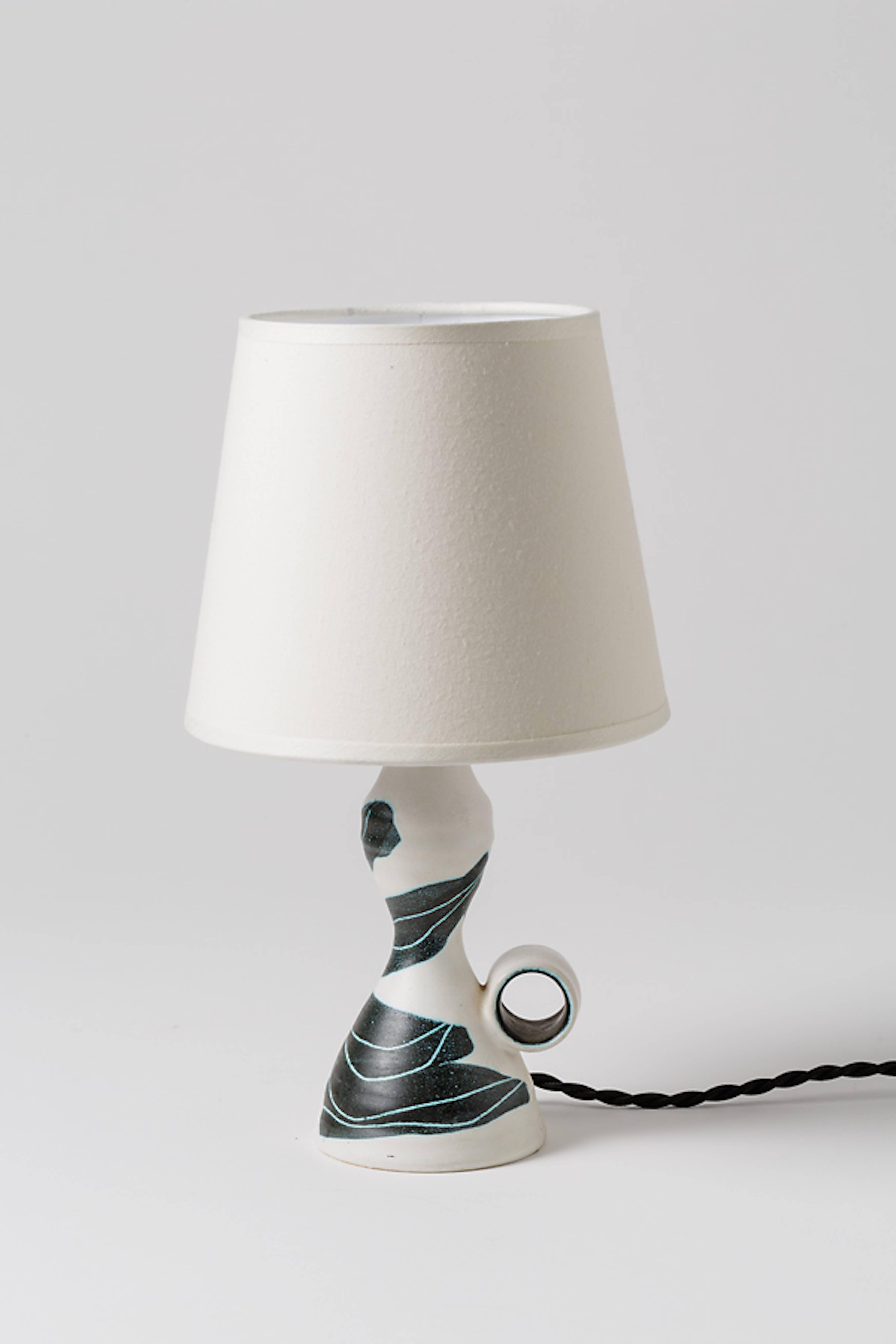 A ceramic lamp by Robert Deblander.
Circa 1960-1970.
Unique piece.
Original conditions.

Height with lamp shade : 11 ' inch 
Diameter : 16 ' inch
