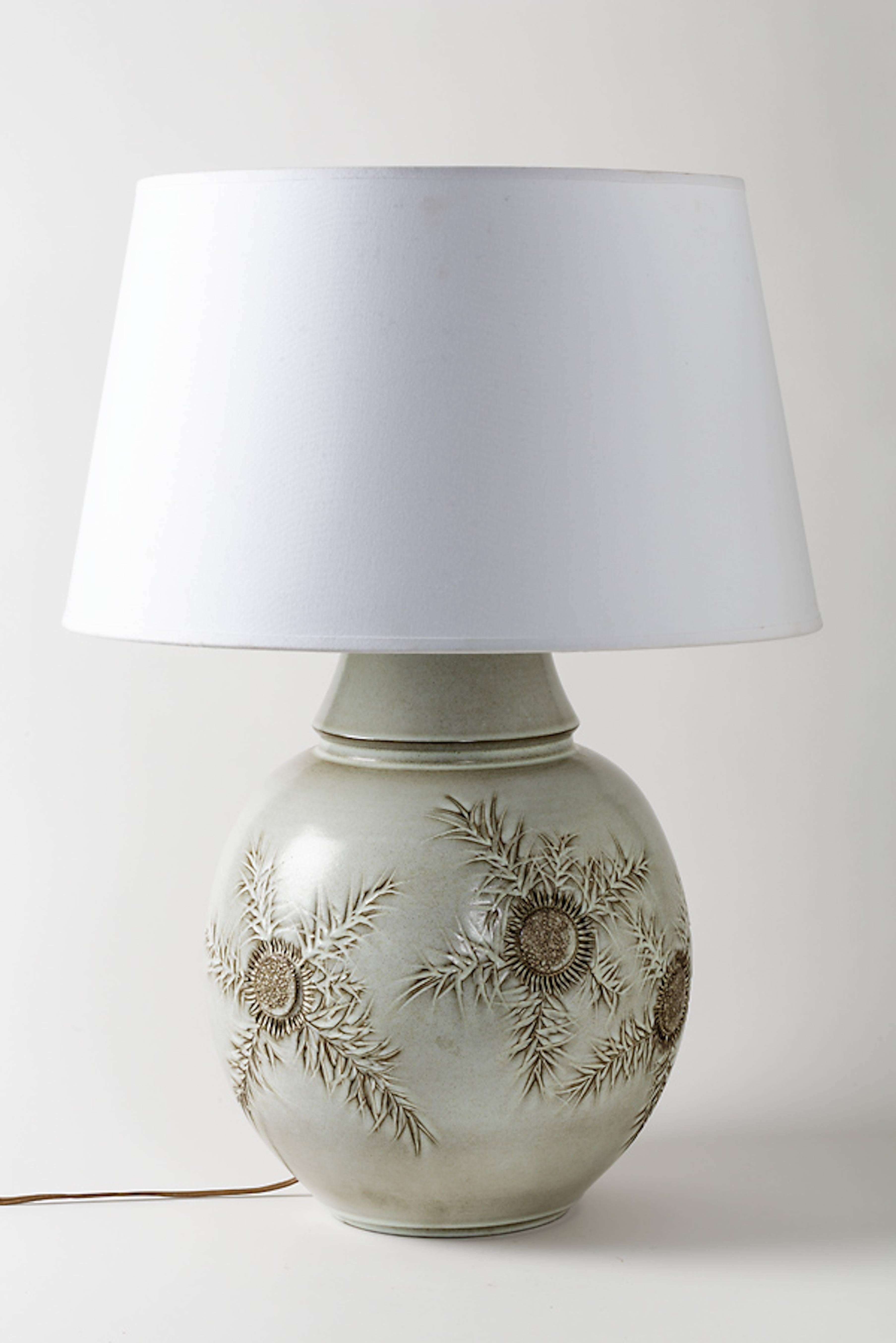 Une importante lampe en céramique par Huguette et Marius Bessone avec une décoration végétale. 
Signé sous la base "Bessone Vallauris." ;
Pièce unique::
circa 1970. 

Vendu sans système électrique et sans abat-jour.