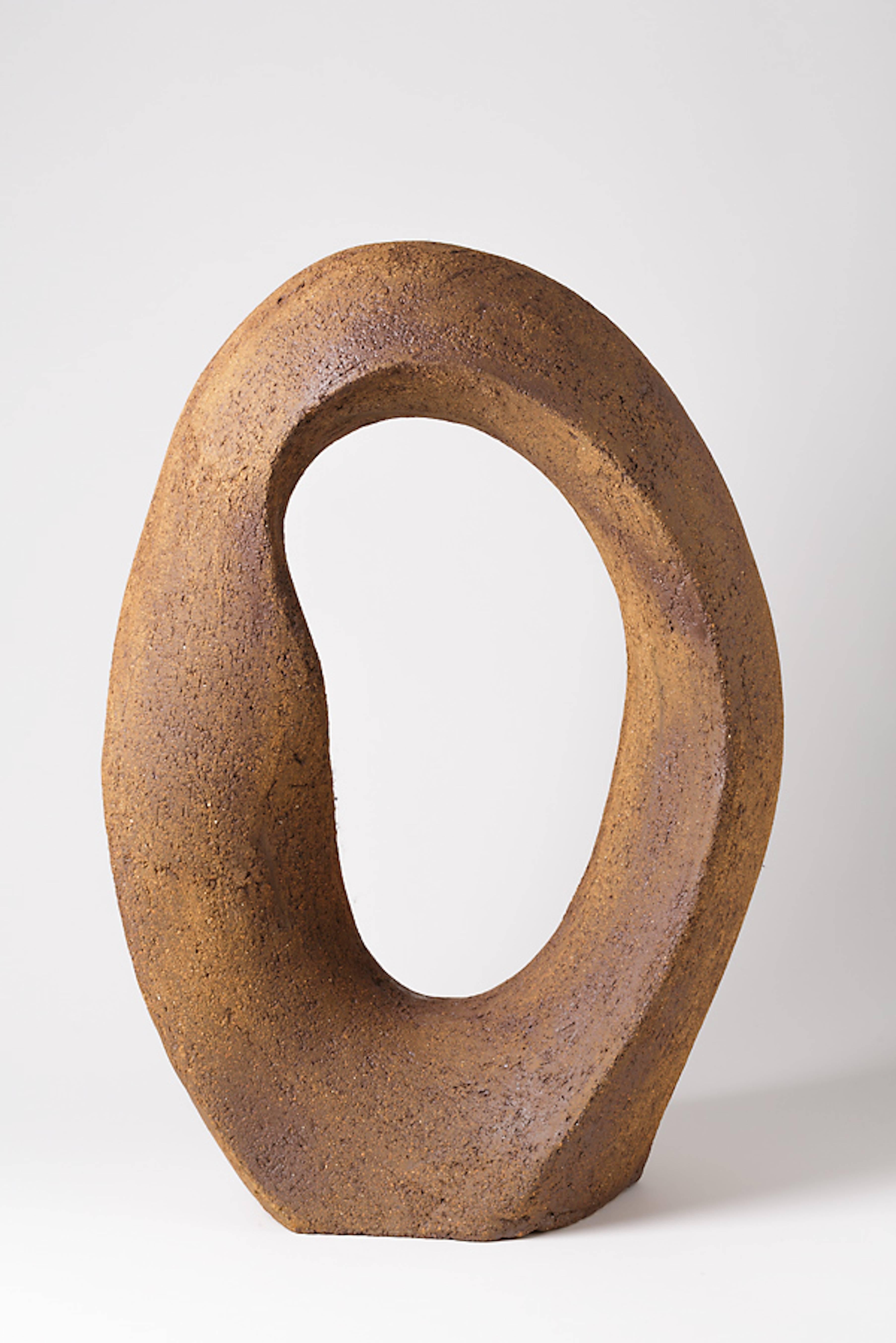 An important stoneware sculpture by Tim Orr.
Handwritten signature at the base.
Circa 1970-1980.

One pair is avaible.