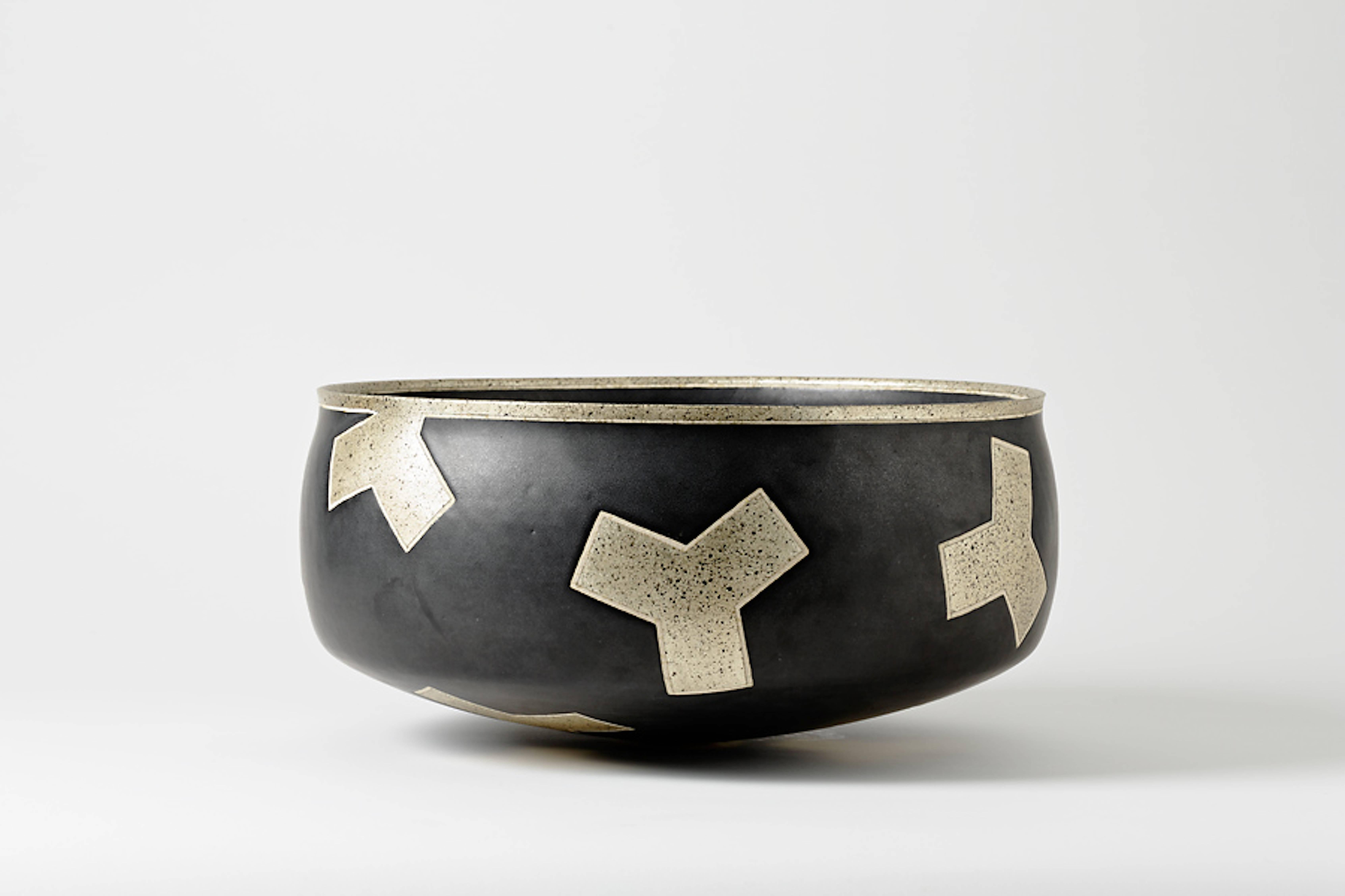 An elegant and precious ceramic cup with geometrical silver decoration by Alev Ebüzzyia Siesbye (Born in 1938 / Turkey).

Unique piece.

Signed under the base 