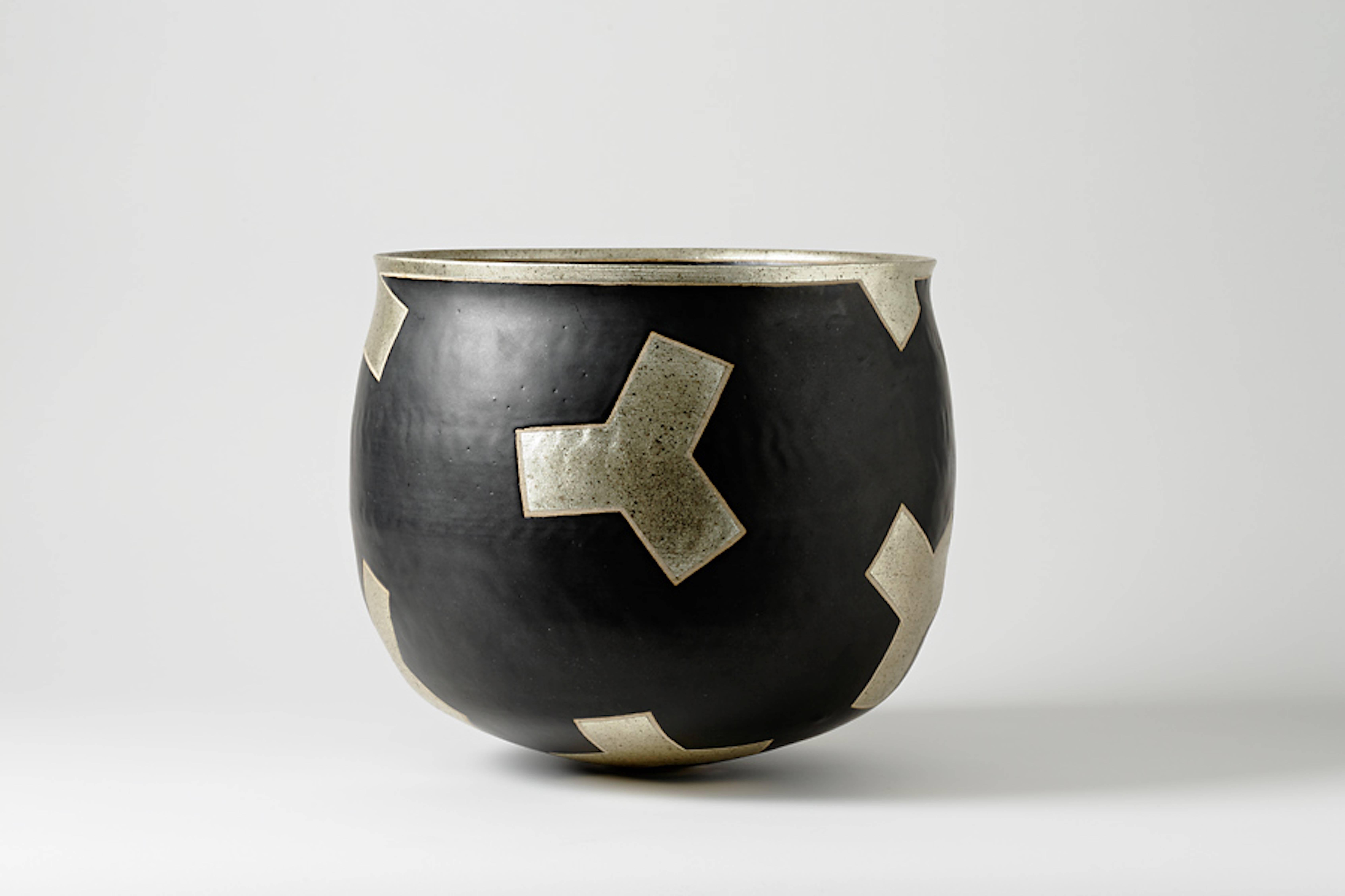 An elegant and precious ceramic cup with geometrical silver decoration by Alev Ebüzzyia Siesbye (Born in 1938 / Turkey).
Signed 