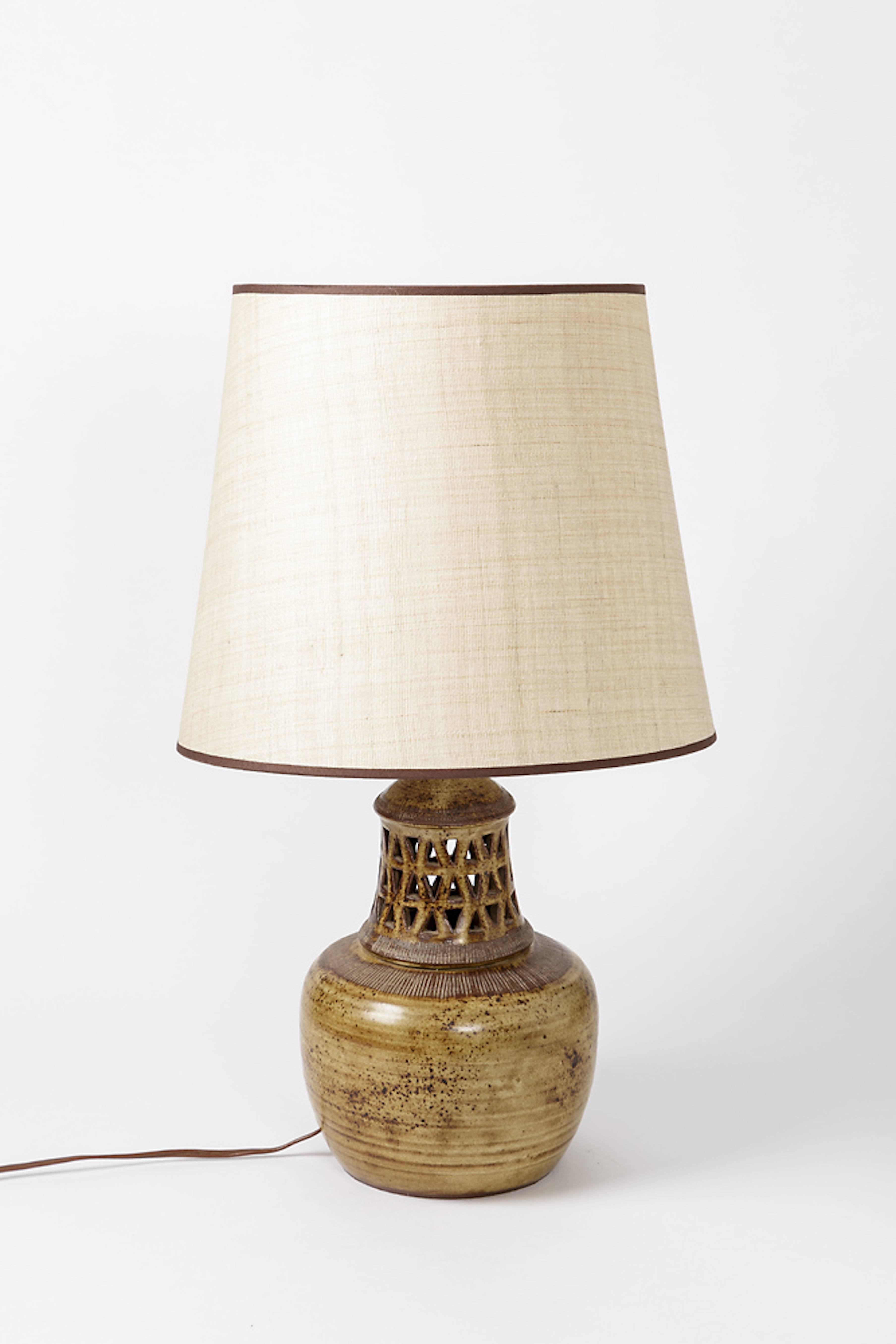 An elegant stoneware lamp, circa 1970.
Signed under the base.
Perfect original conditions.
Sold with lamp shade and new electrical system.

Dimensions with lamp shade / height: 24' 1/2 x 14' 1/2 inch.

Dimensions without lamp shade / height: