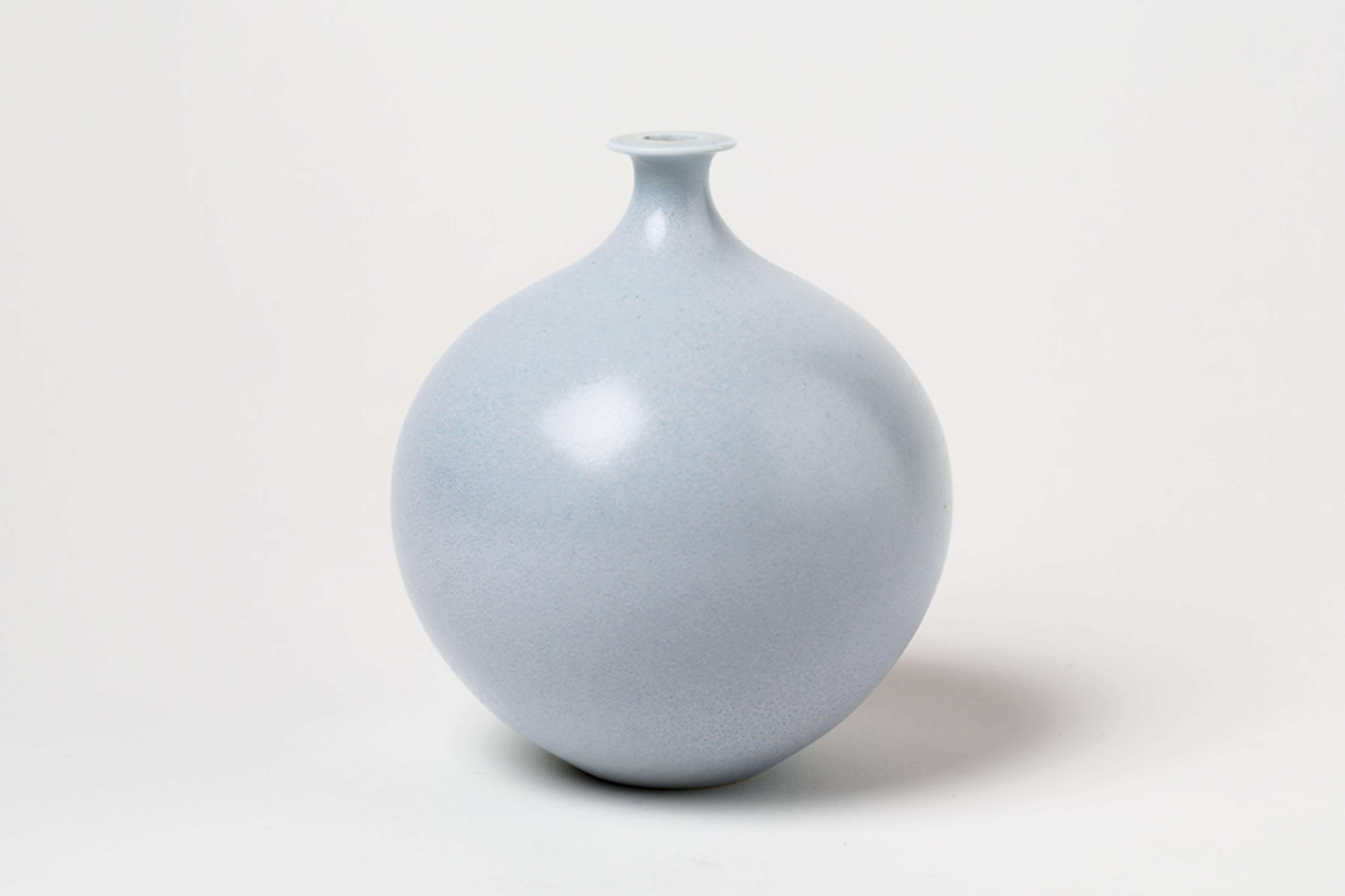 An elegant porcelain vase with blue-purple glaze by Robert Deblander.
Signed under the base.
Unique piece,
circa 1980-1990.