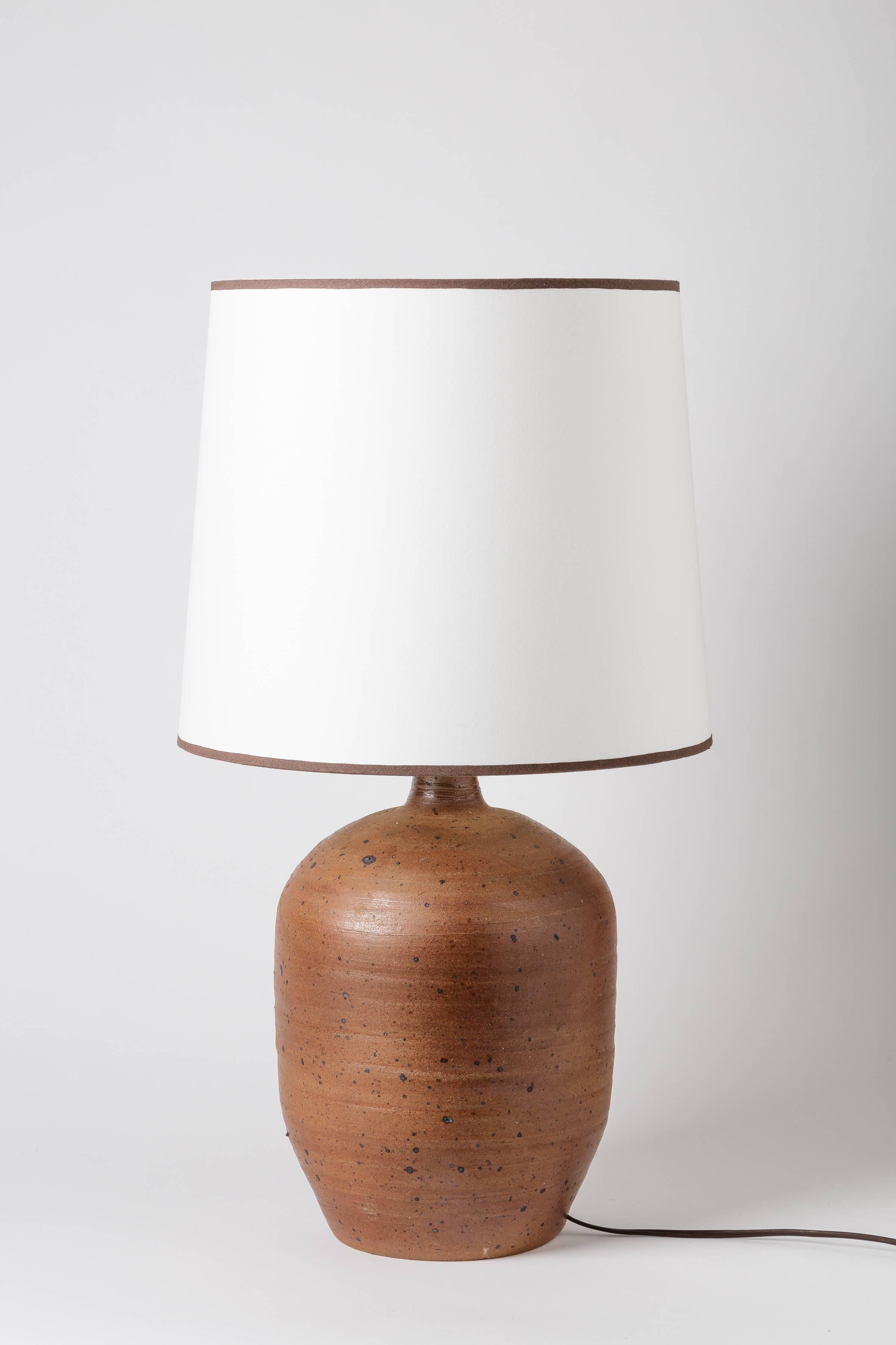 Elegant stoneware lamp by famous french designer Pierre Digan.

La borne, 1970.

Perfect original conditions.

Sign at the base.

Sold with electrical system and lamp shade.