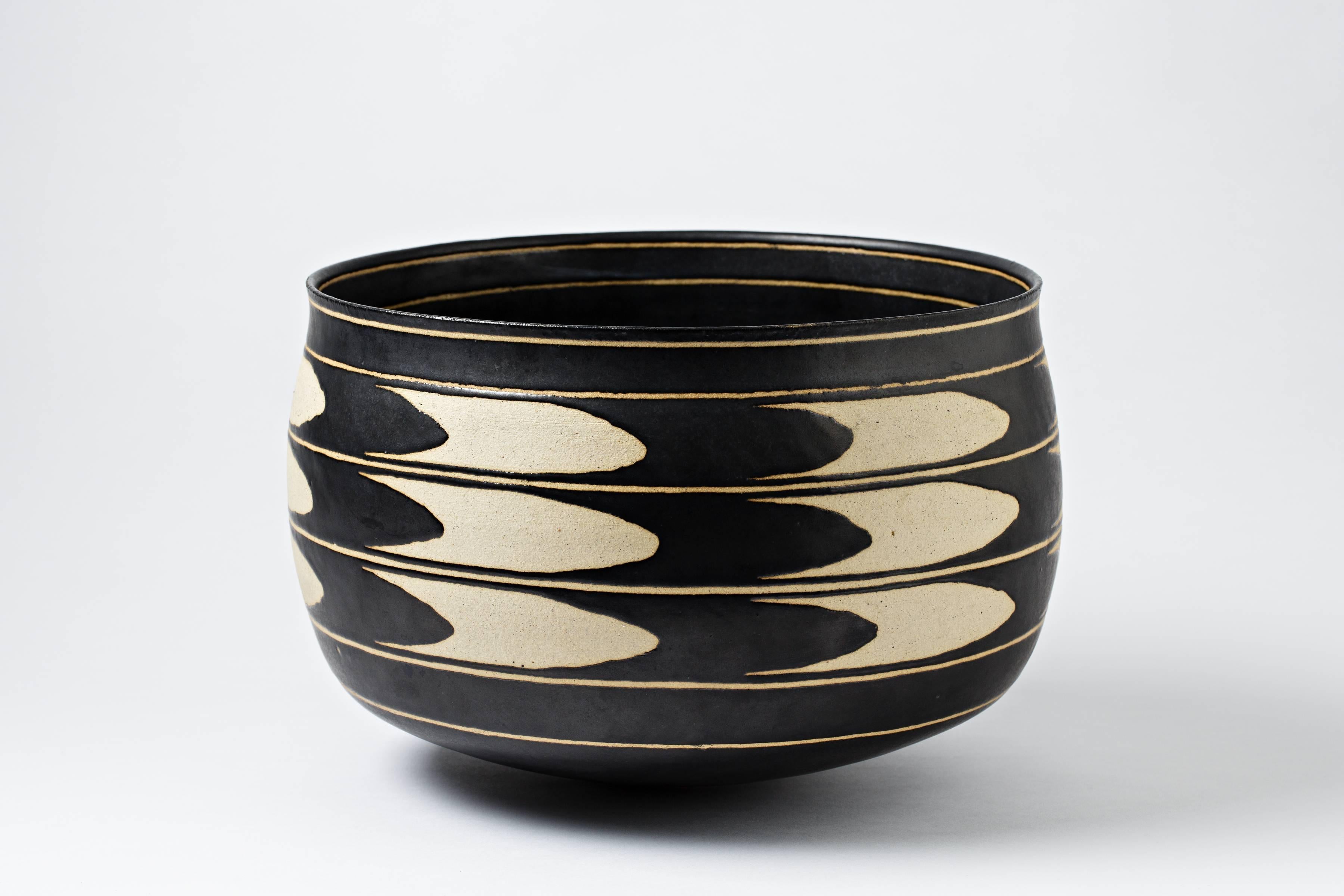 An exceptionnal and elegant ceramic bowl with black glaze decoration by Alev Ebüzziya Siesbye.
Unique piece.
Signed under the base and dated "Alev", "2011."
Perfect original conditions.