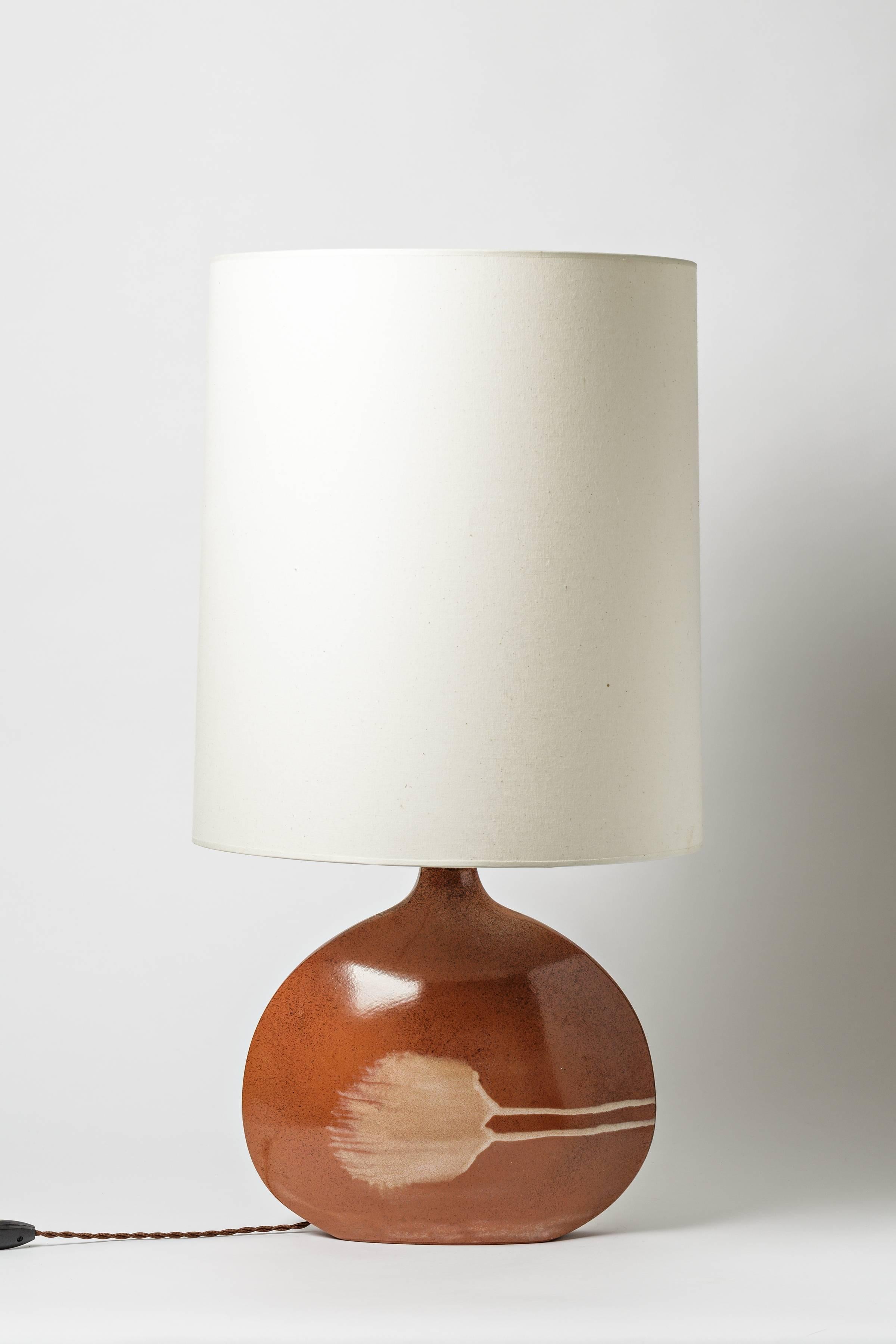 A ceramic lamp with glaze decoration.
Signed at the base Roset.
Unique piece,
circa 1970.
Perfect original conditions.
Sold with a new electrical system.
Sold without lampshade.

Dimensions with electrical system: 16 ' x 14 ' x 4 '