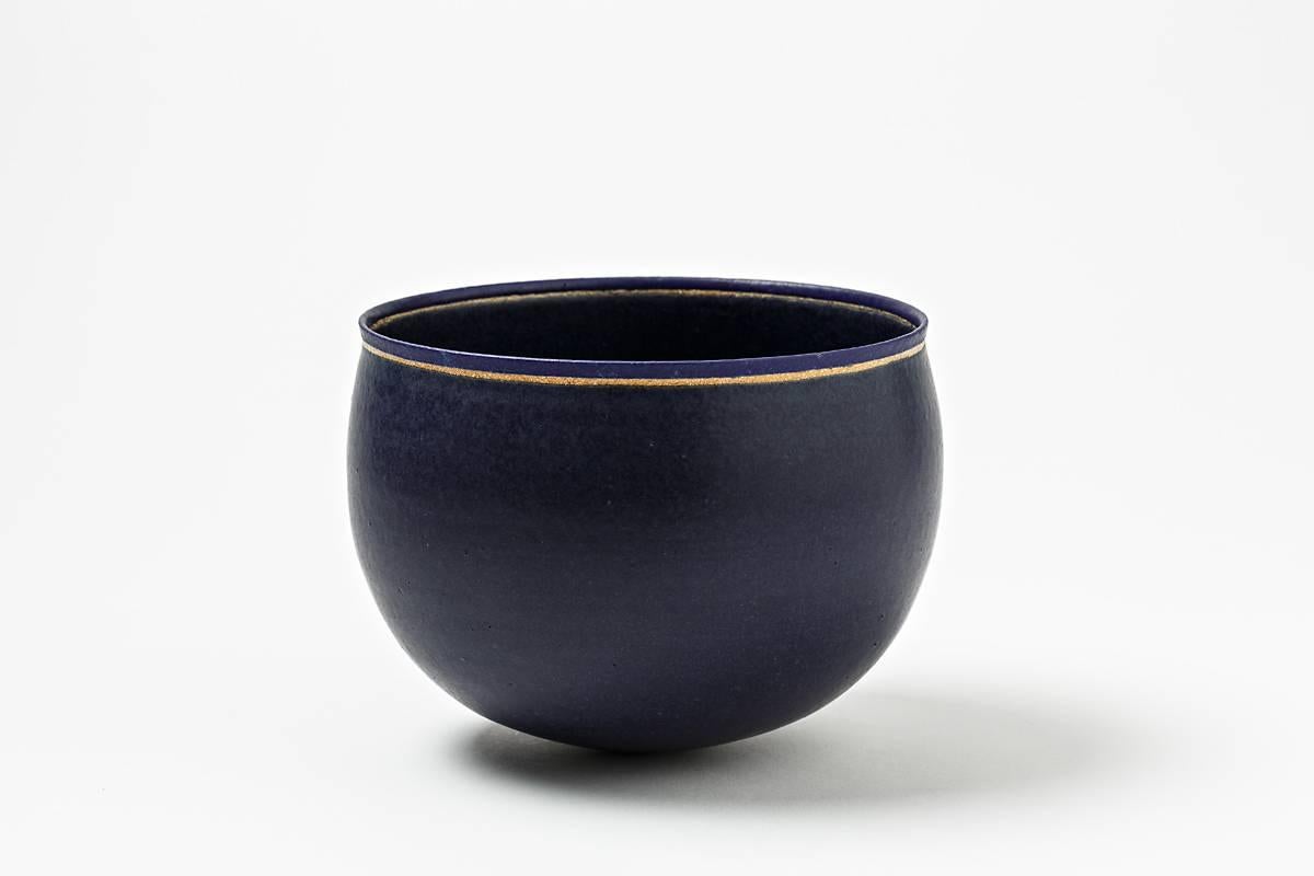 An elegant stoneware bowl by Alev Ebüzziya Siesbye with dark blue glaze.
Perfect original conditions.
Signed under the base 